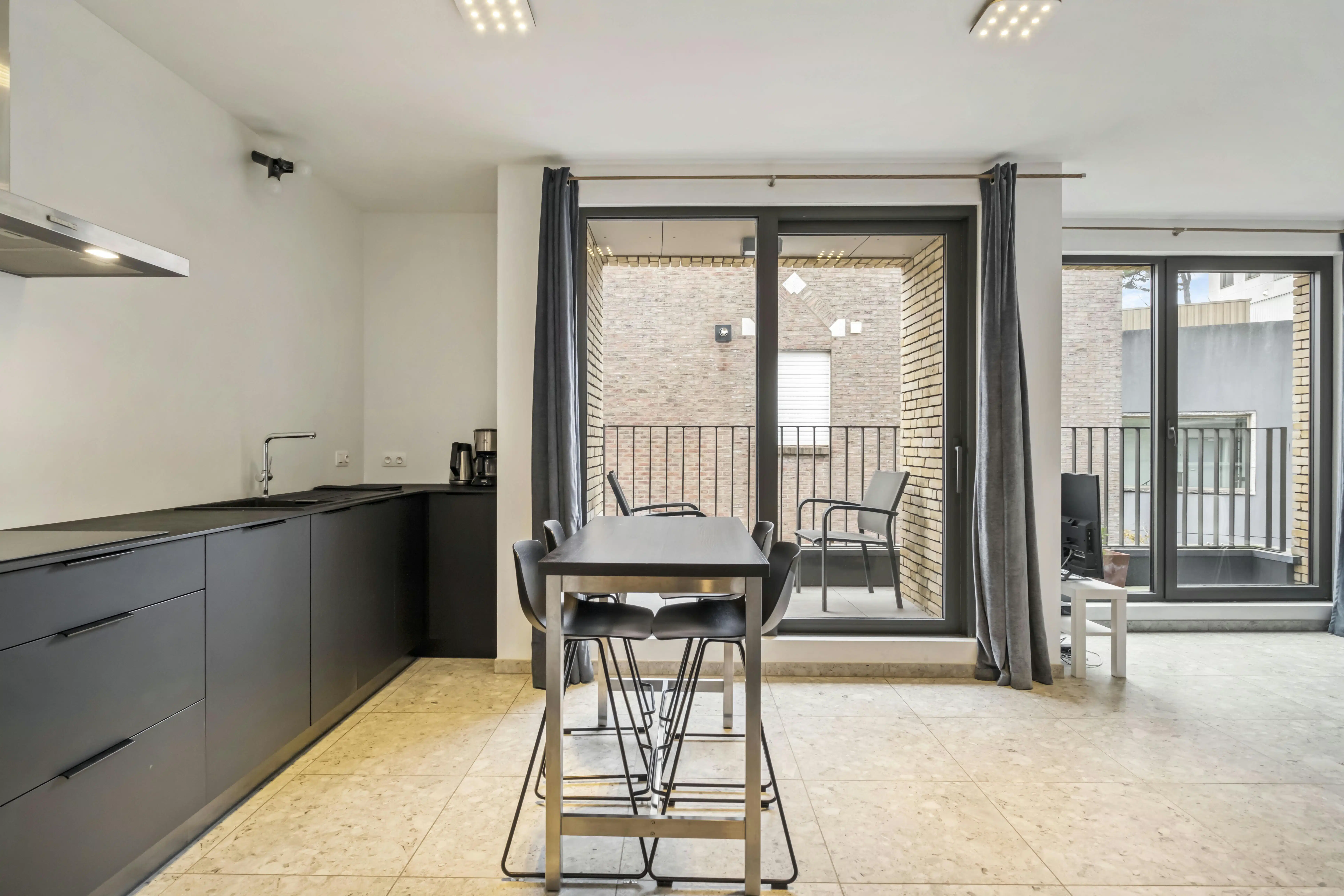  Instapklaar appartement te koop in het centrum van Kortrijk foto 3