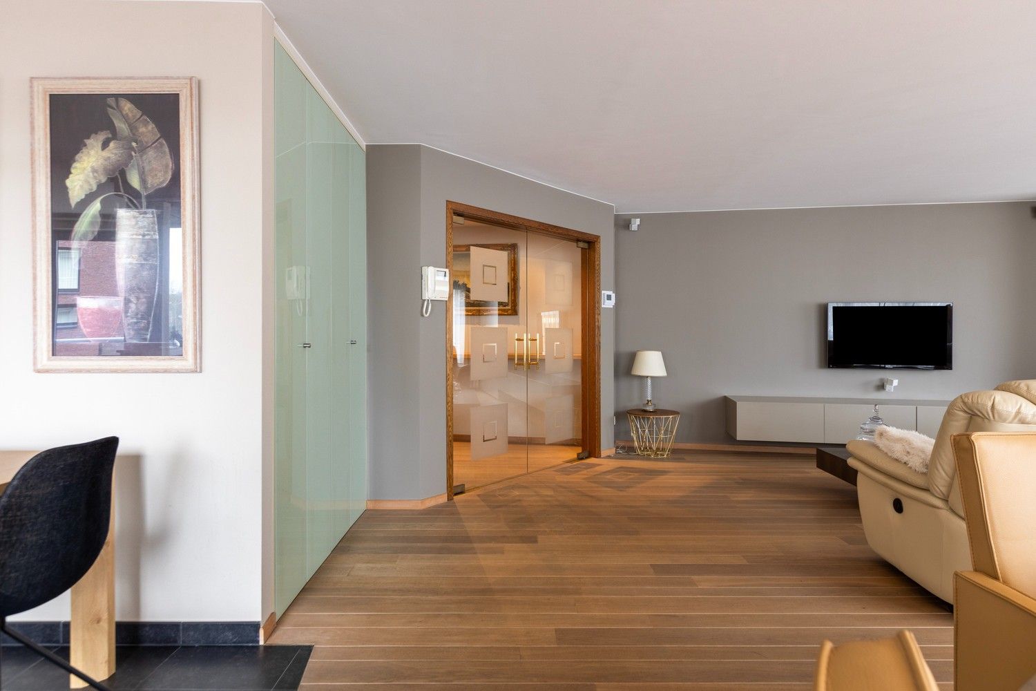 Ruim en stijlvol appartement met 2 slaapkamers, terras en 1 parkeerplaats foto 4