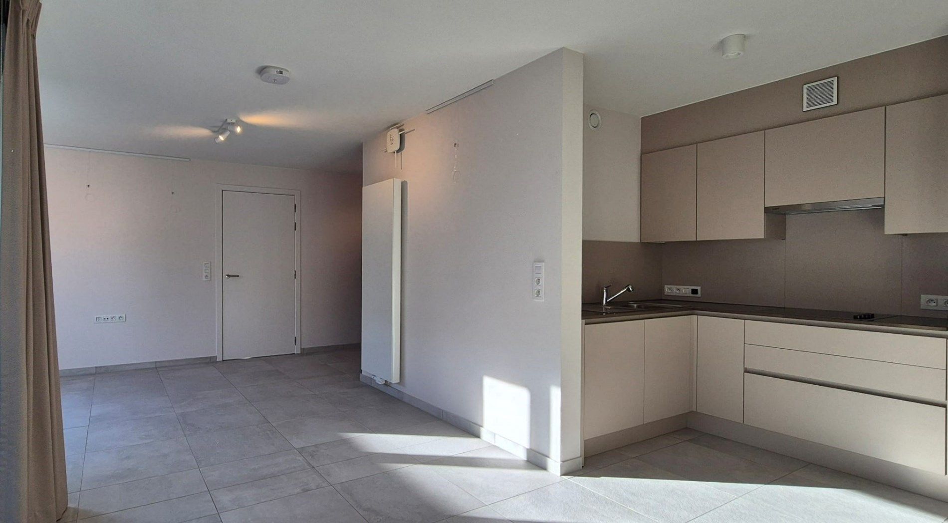 Luxe service flat met slaapkamer en mooi zonneterras te Varsenare. foto {{pictureIndex}}