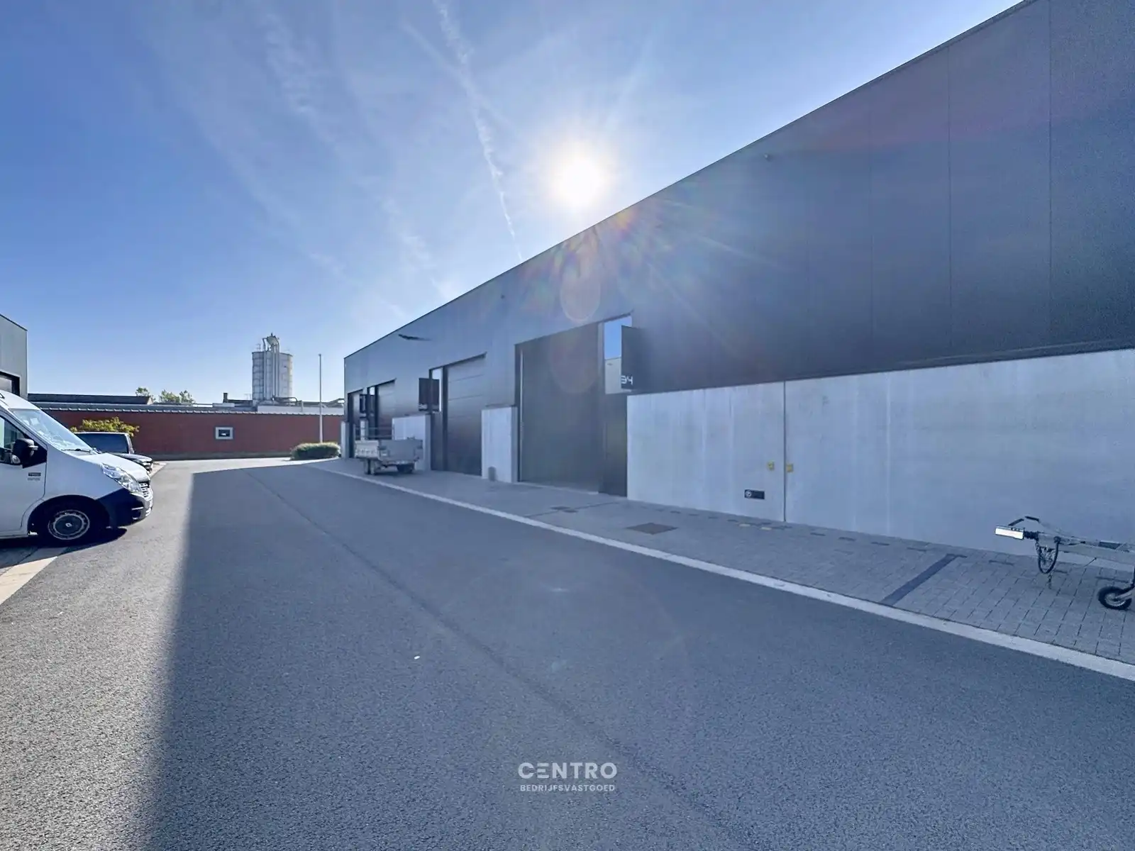 Goed GEISOLEERD MAGAZIJN (180m2) TE HUUR, inclusief private parkeerplaats voor de deur en vrije hoogte 6m op ambachtelijke zone te Ingelmunster. foto 2