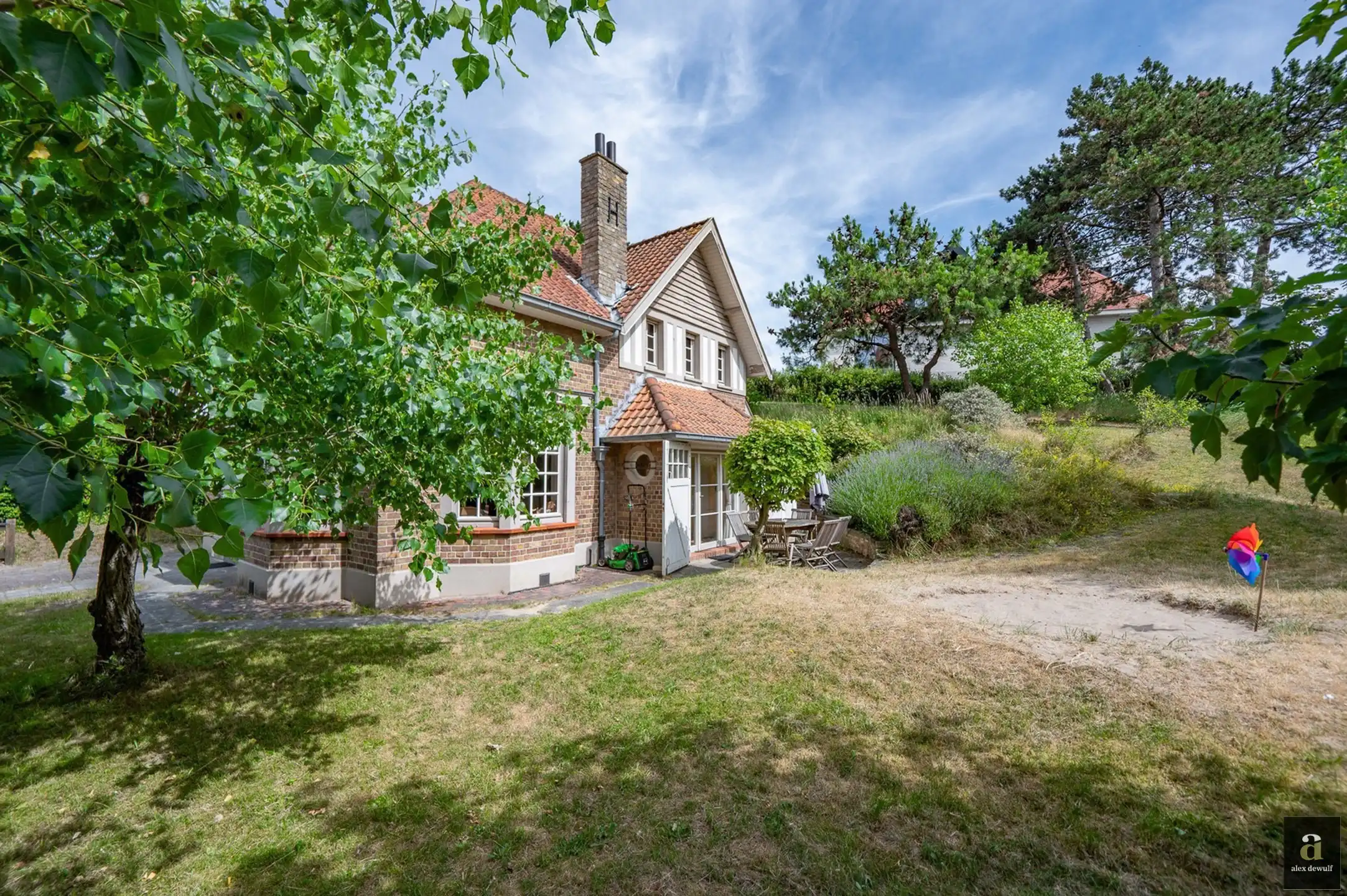 Uiterst charmante villa, rustig gelegen in een verscholen paadje in het Zoute op wandelafstand van de zee. foto 2