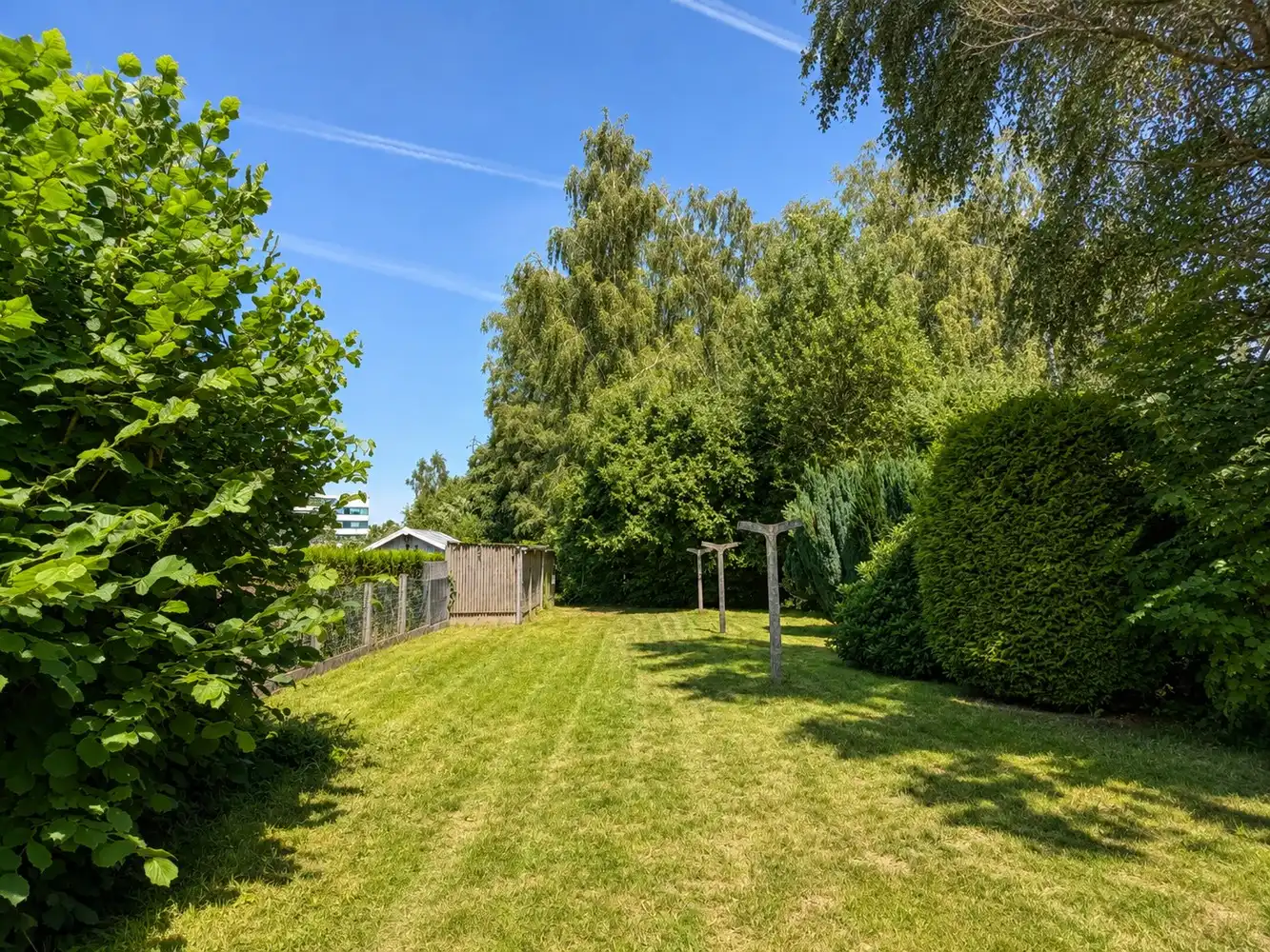 Te renoveren woning met 3 slaapkamers, garage en diepe tuin foto 2
