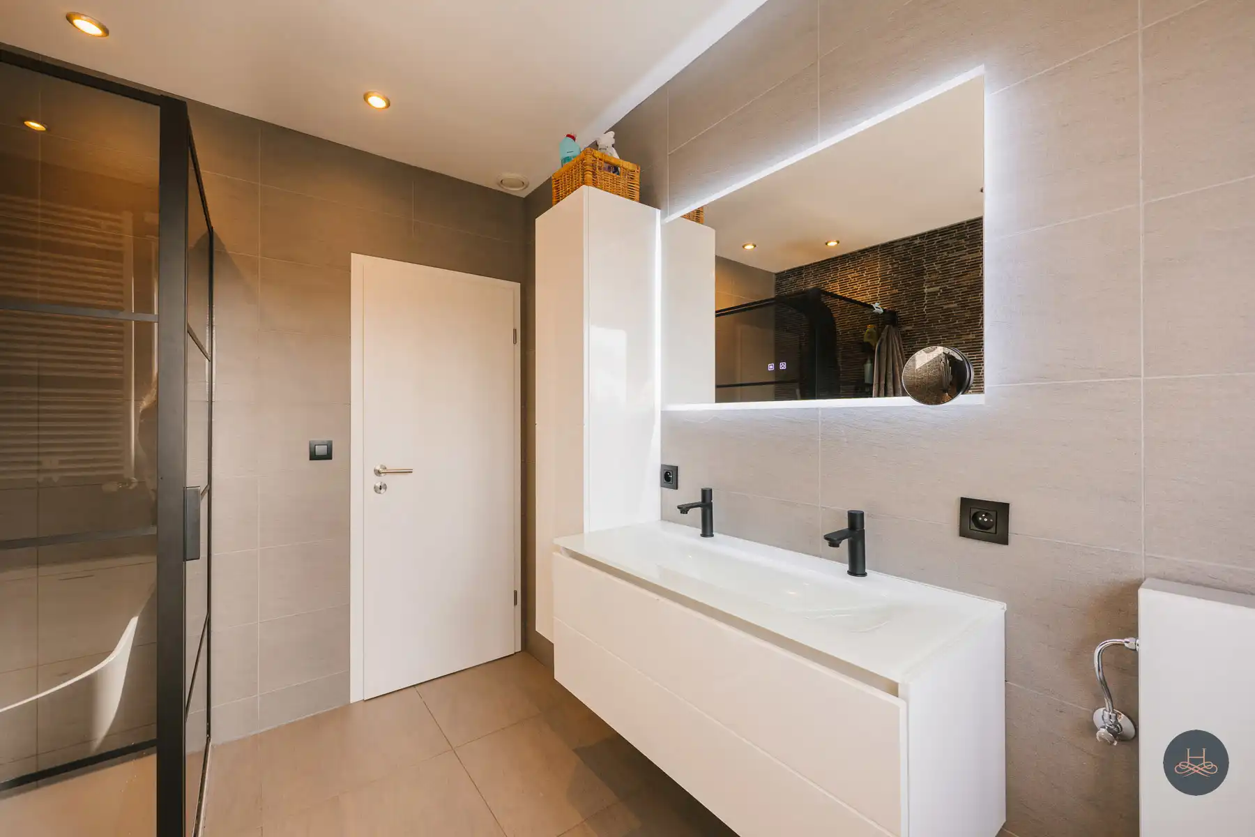 Recent energiezuinige halfopen woning op een royaal perceel foto 16