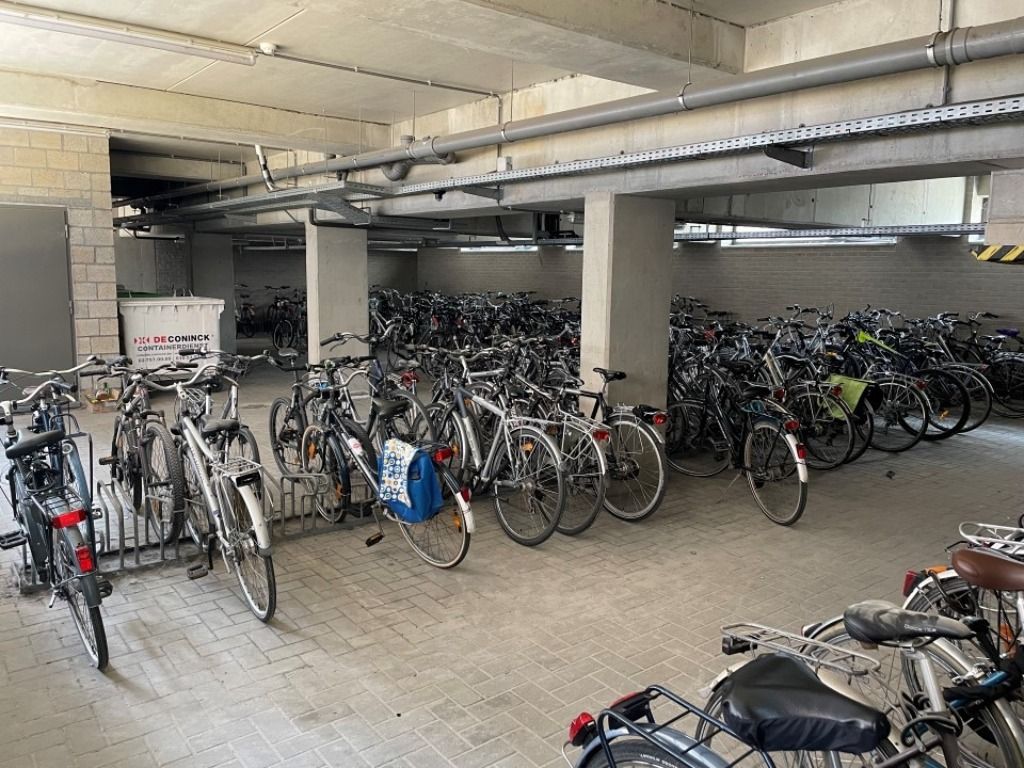 Zeer ruime en gemeubelde studentenkamer, gelegen achteraan het gebouw foto 11