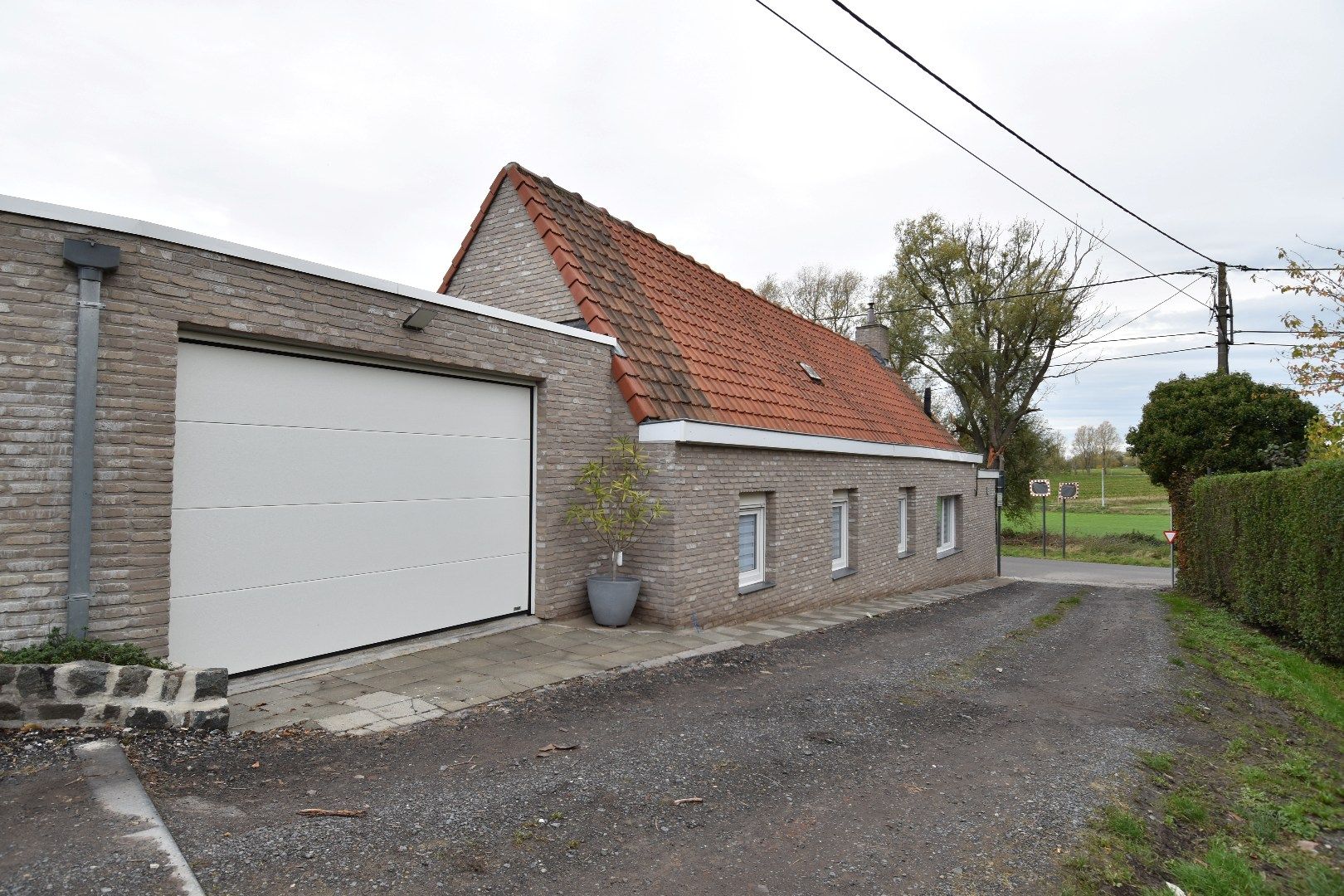 Halfopen bebouwing met 2 slaapkamers, garage en gezellig zonneterras te koop in Bellegem foto 18