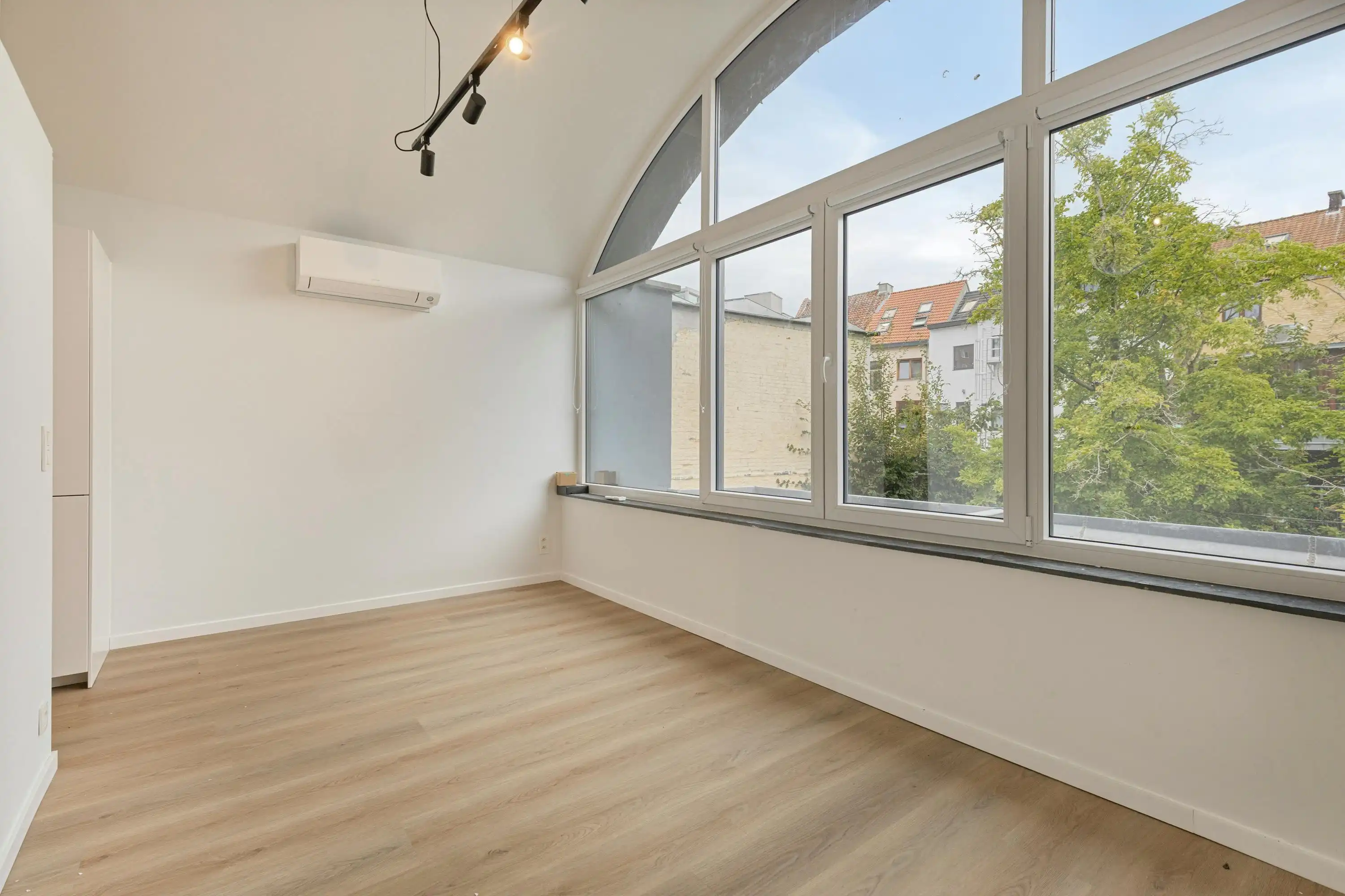 Lichtrijke kantoorloft met terras en zicht op groen in Gent foto 2