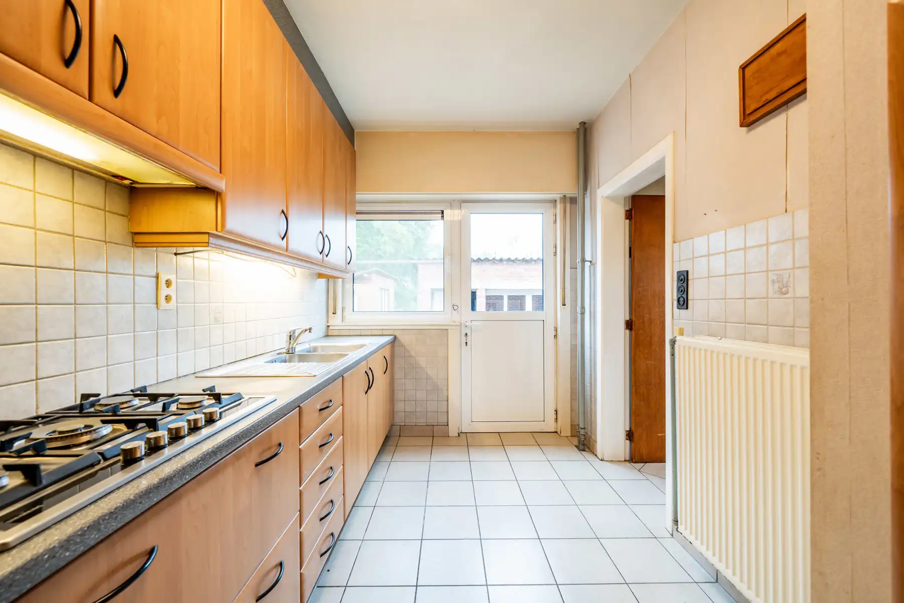 Karaktervolle jaren ’60 gezinswoning met een uitzonderlijk breed perceel (37m) en eindeloos potentieel op een toplocatie in Geel! foto 8