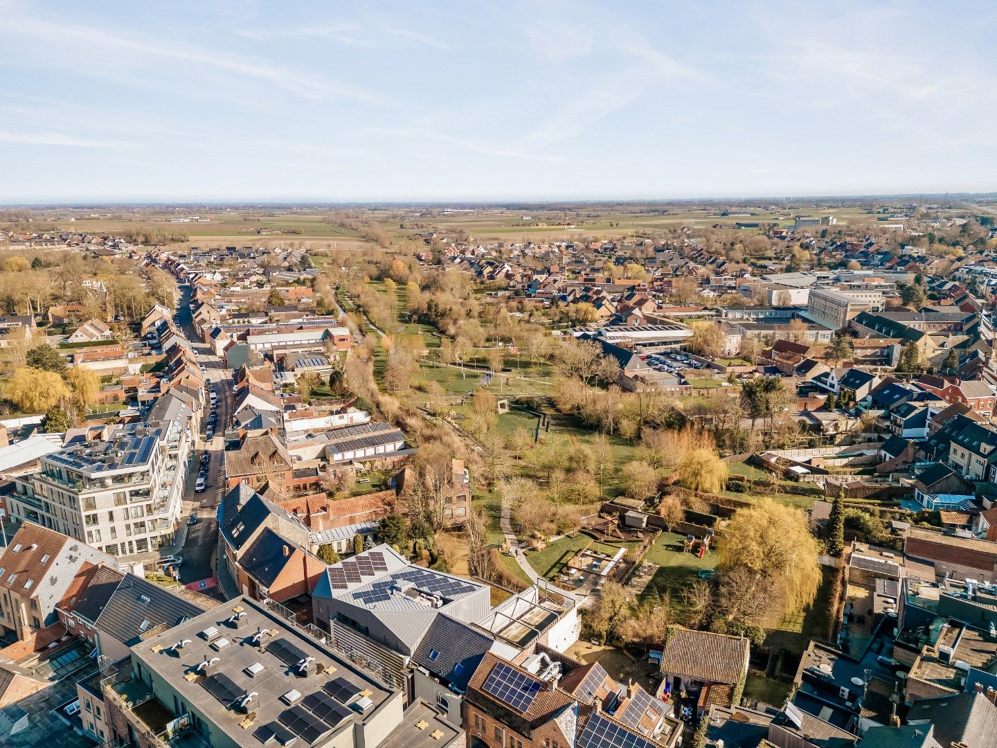 Prachtig en uniek handelspand (2007) met diverse mogelijkheden in centrum Poperinge met loft, aangelegde tuin en zonneterras op een perceel van 990m². foto 2