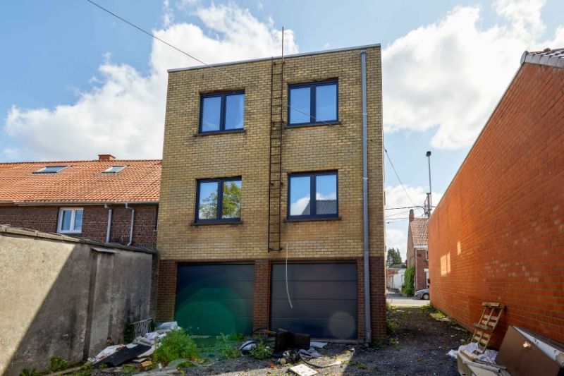 Roeselare-stadskern. Verder te renoveren project van 2 appartementen van +/-82m² en 2 garages op uitstekende ligging dichtbij 't station en alle voorzieningen ! Ideale investering !! foto 5