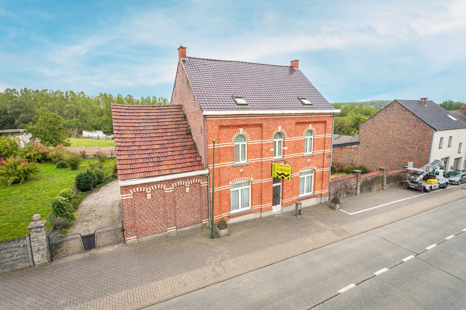 Hoofdfoto van de publicatie: Karaktervolle, te renoveren herenhuis met enorm potentieel te Gooik