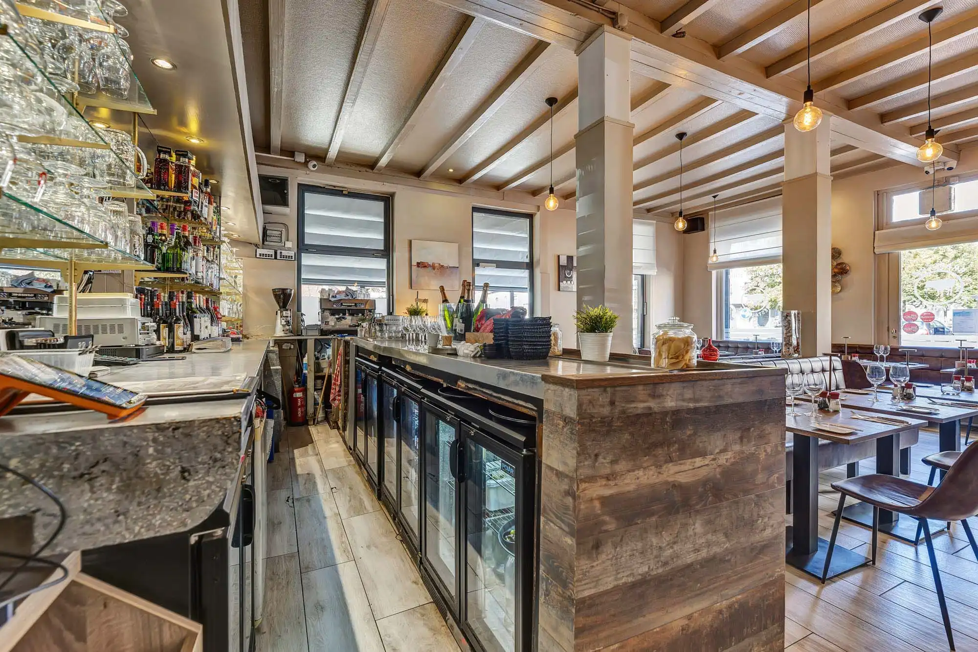 Gewaardeerd restaurant/handelspand met appartementen foto 14