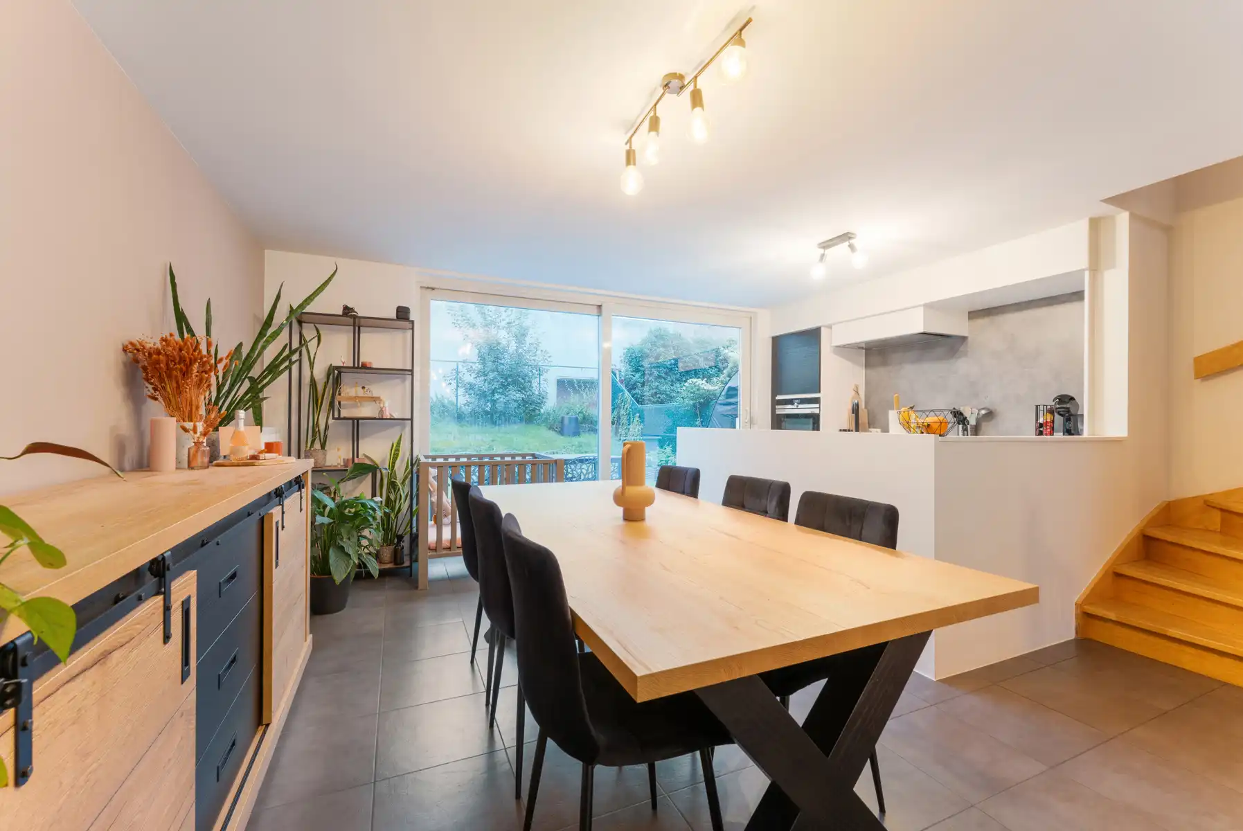 Instapklare woning  met 4 slpk, garage en stadstuin foto 4