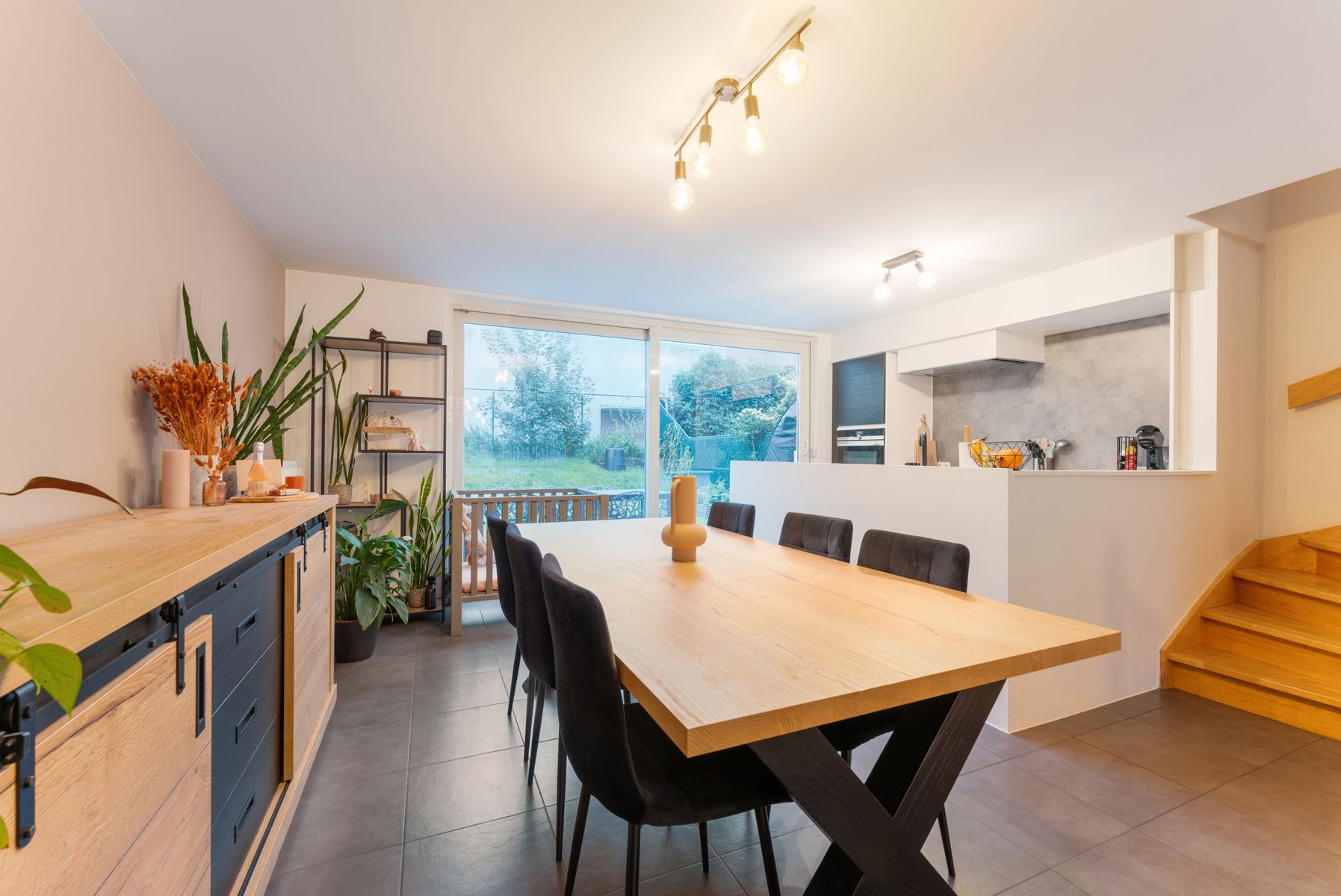 Instapklare woning  met 4 slpk, garage en stadstuin foto 4