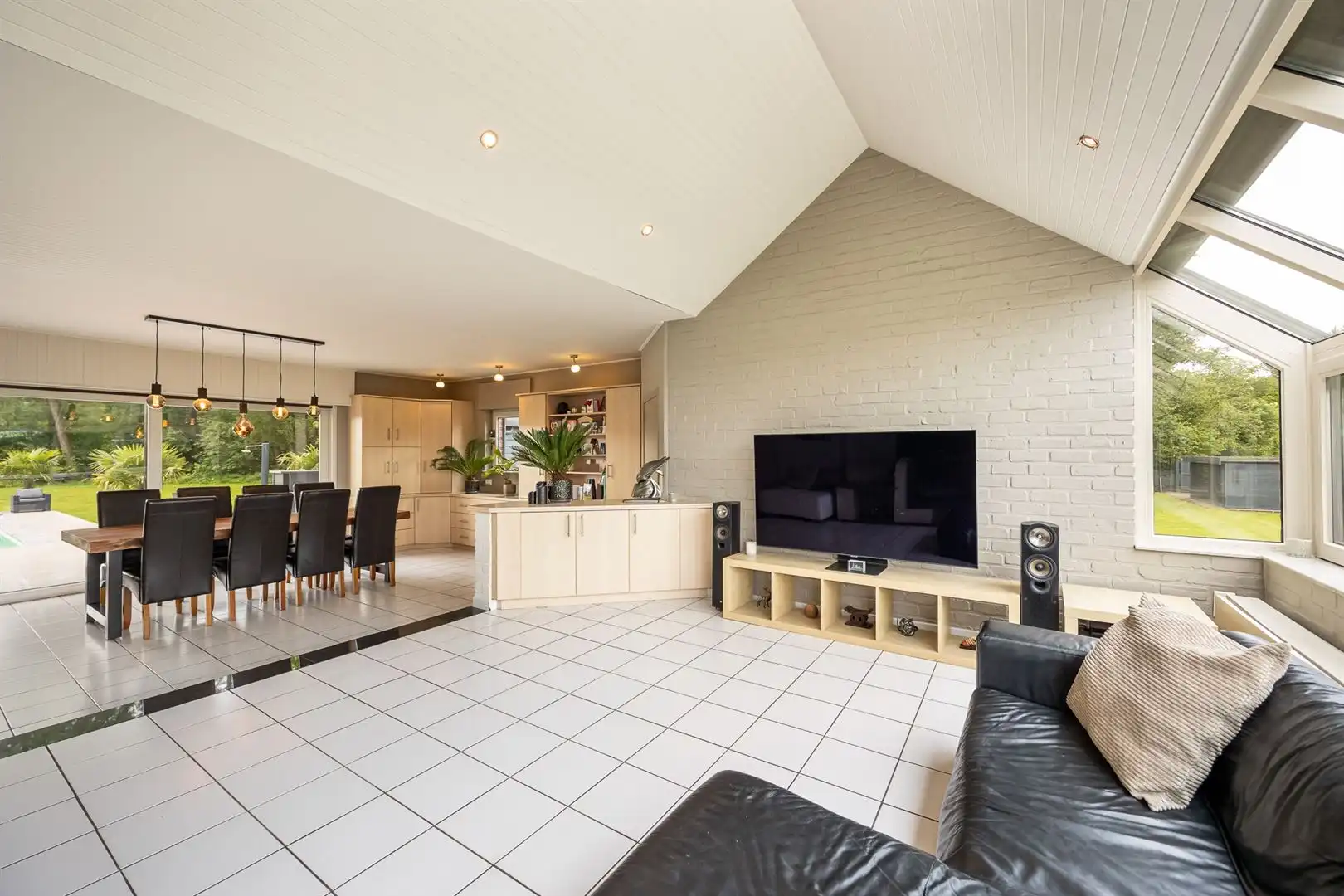 Woning met burelen, opslagruimte en een prachtige tuin! foto 7