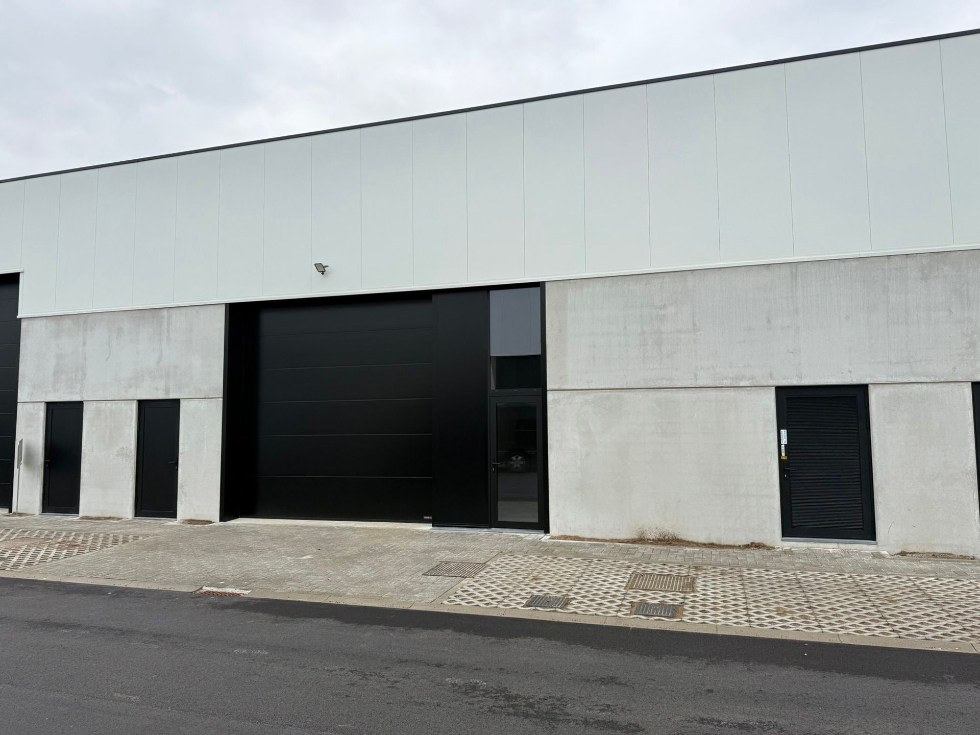 Nieuwbouw KMO-unit te huur op toplocatie in Kapellen foto {{pictureIndex}}