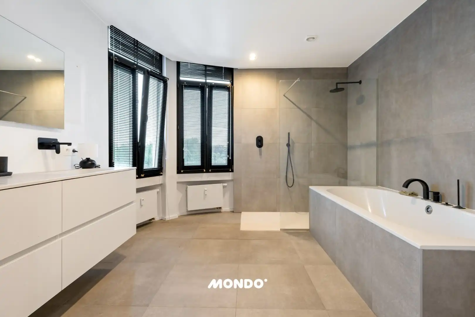 Exclusief  wonen boven de stad: eindeloos panorama en strak design. foto 16