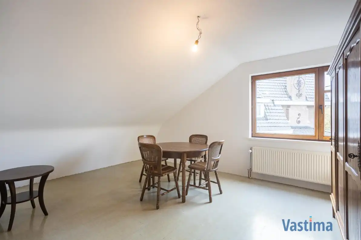 Ruime halfopen gezinswoning met praktijkruimte en tuin foto 22