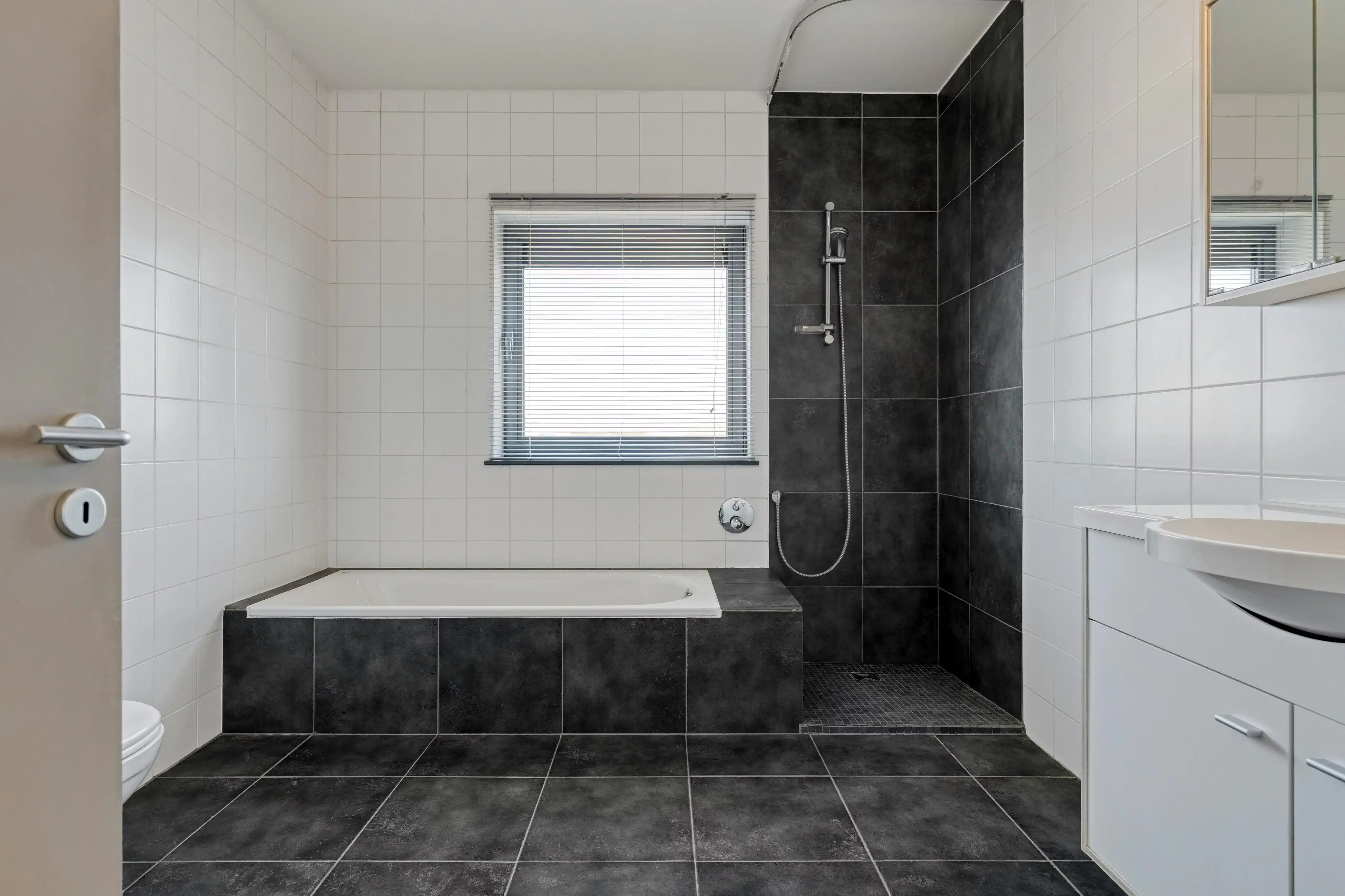 Instapklaar dakappartement met zicht op het water in Boom foto 13