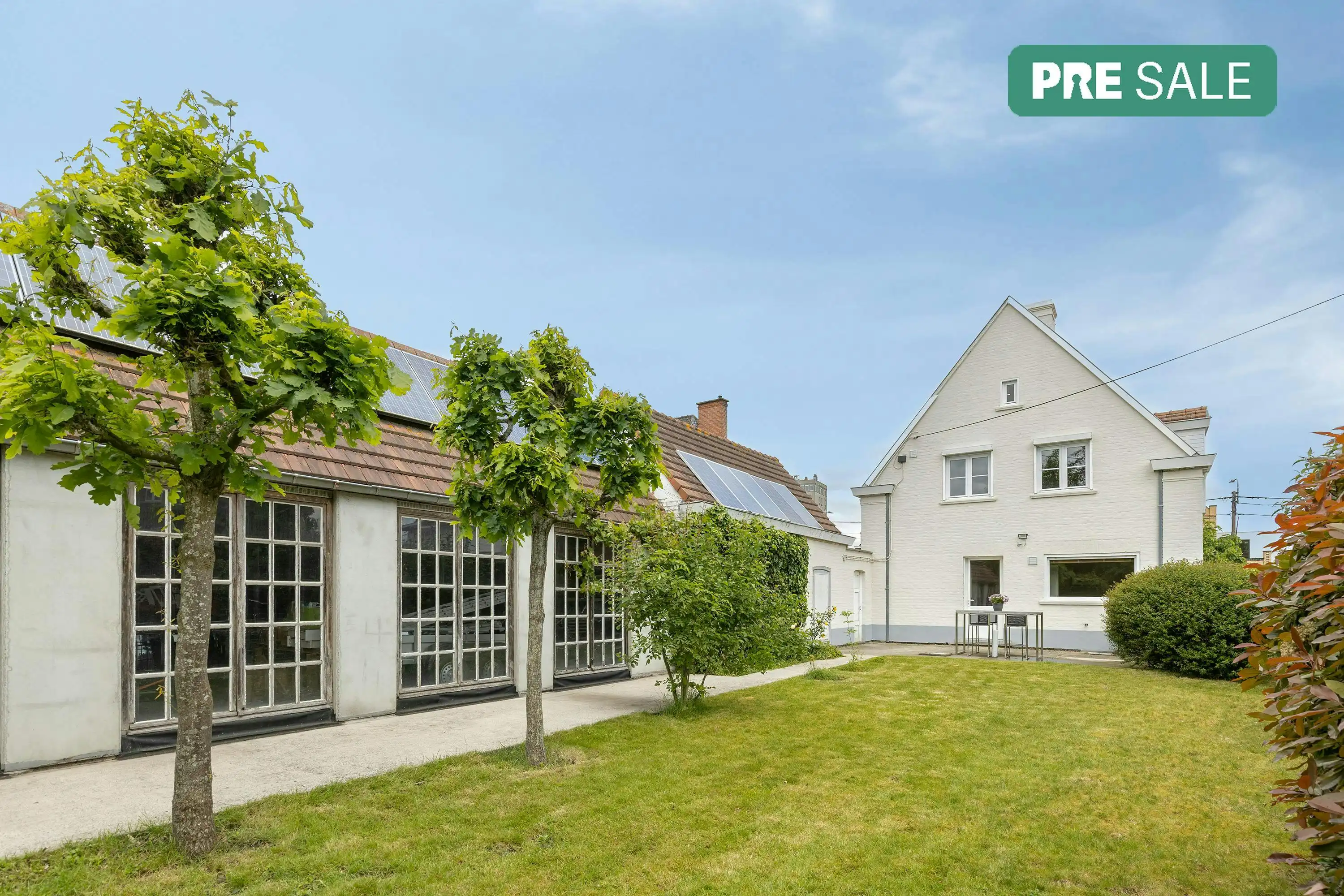 Villa te koop in Roeselare met ruim bijgebouw op 832 m² foto {{pictureIndex}}