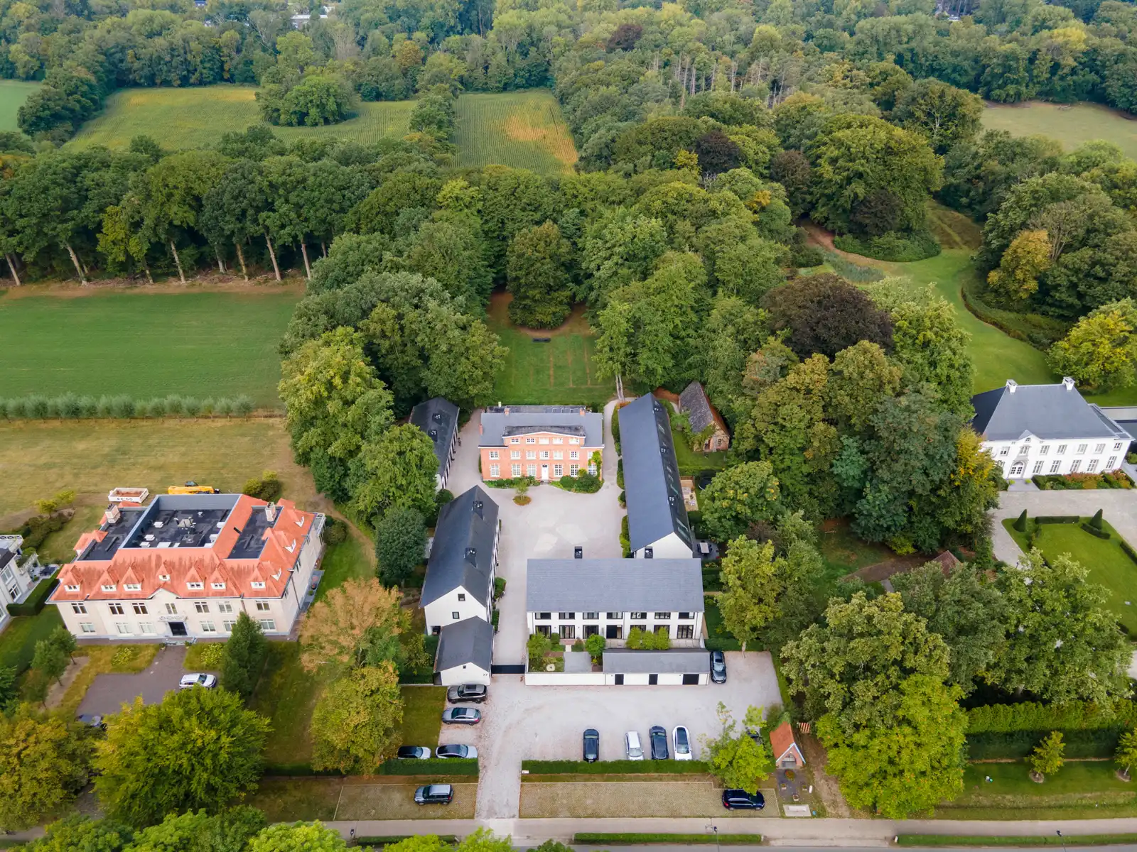 Unieke pastoriewoning in parktuin met uniek uitzicht foto 30
