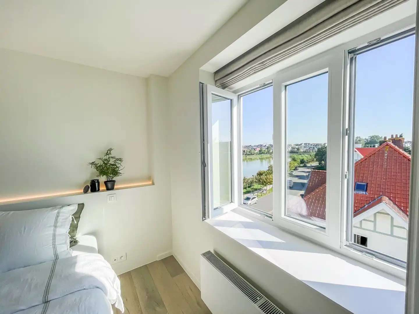 Volledig gerenoveerd hoekappartement met prachtig open zicht op het Zegemeer. Garage mogelijk. foto 10