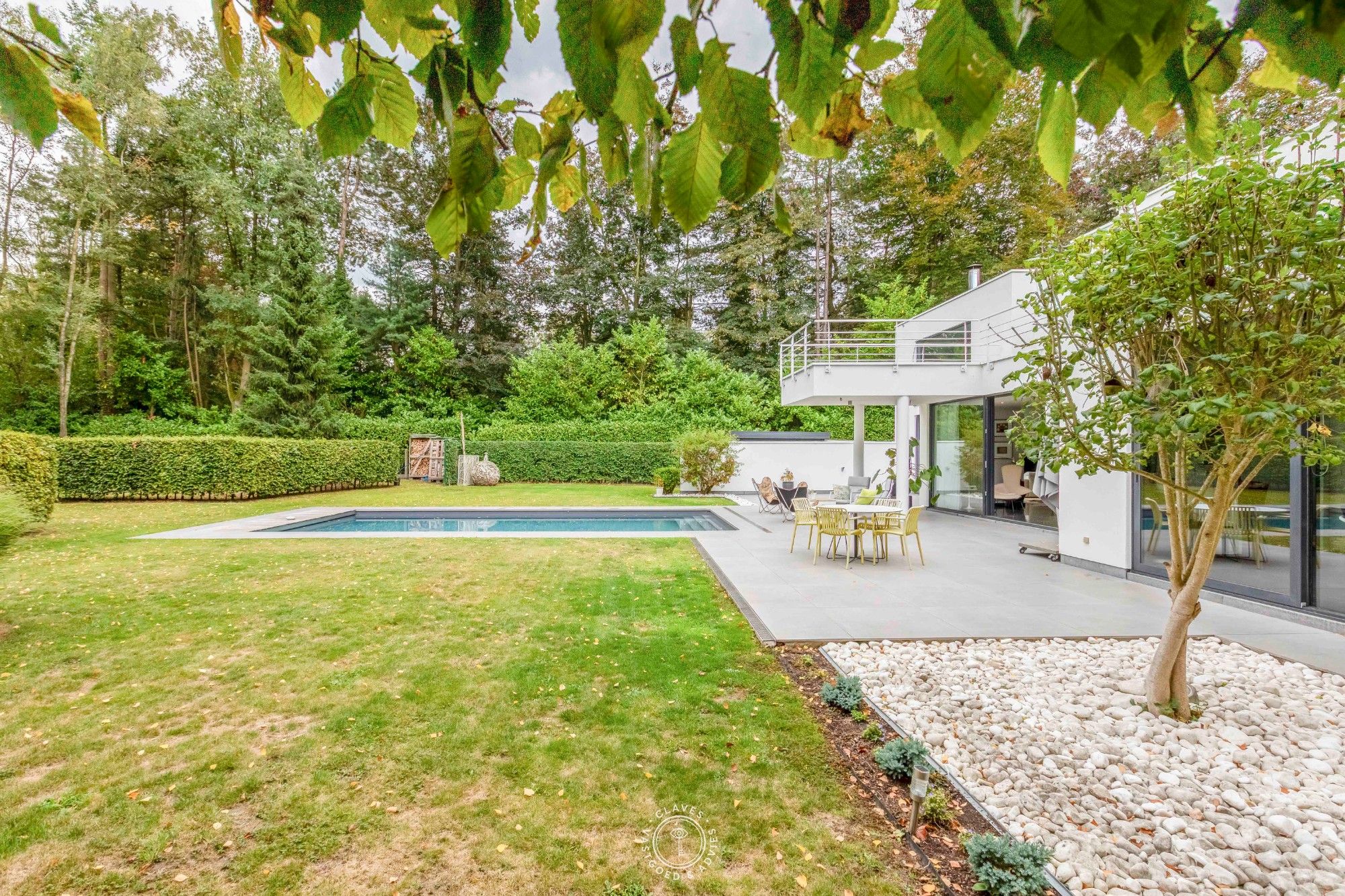 Architecturale villa met prachtige tuin en zwembad foto 12