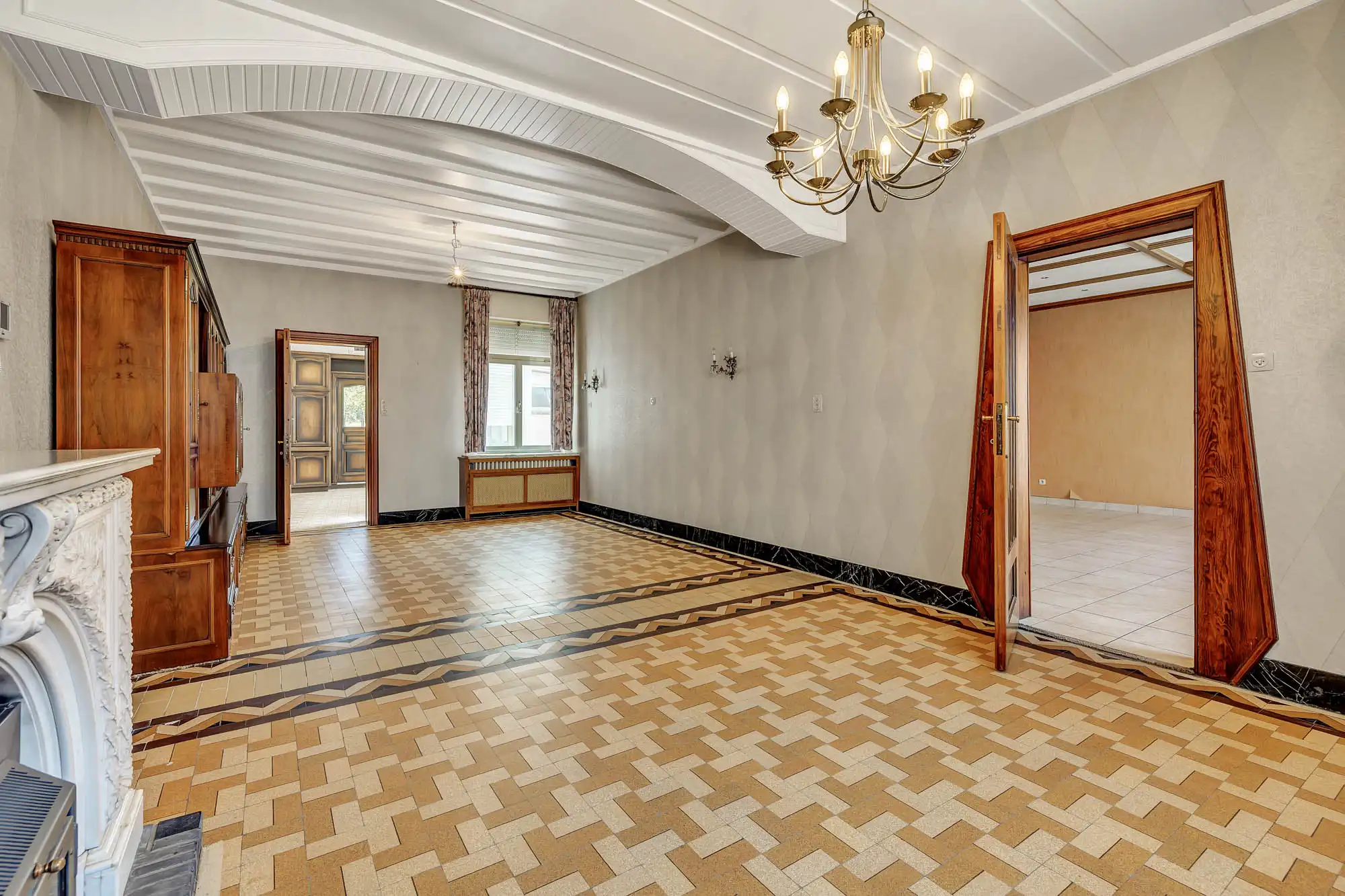 Te renoveren ruime handelswoning foto 2