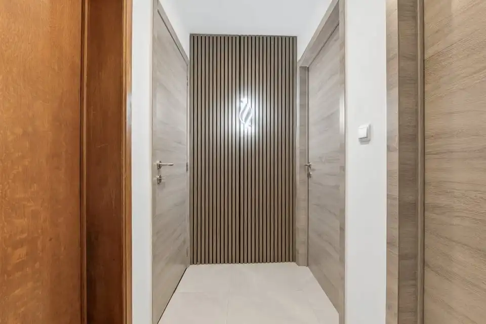 INSTAPKLAAR APPARTEMENT MET 2 SLAAPKAMERS OP TOPLOCATIE - VOLLEDIG GERENOVEERD IN 2025 foto 3