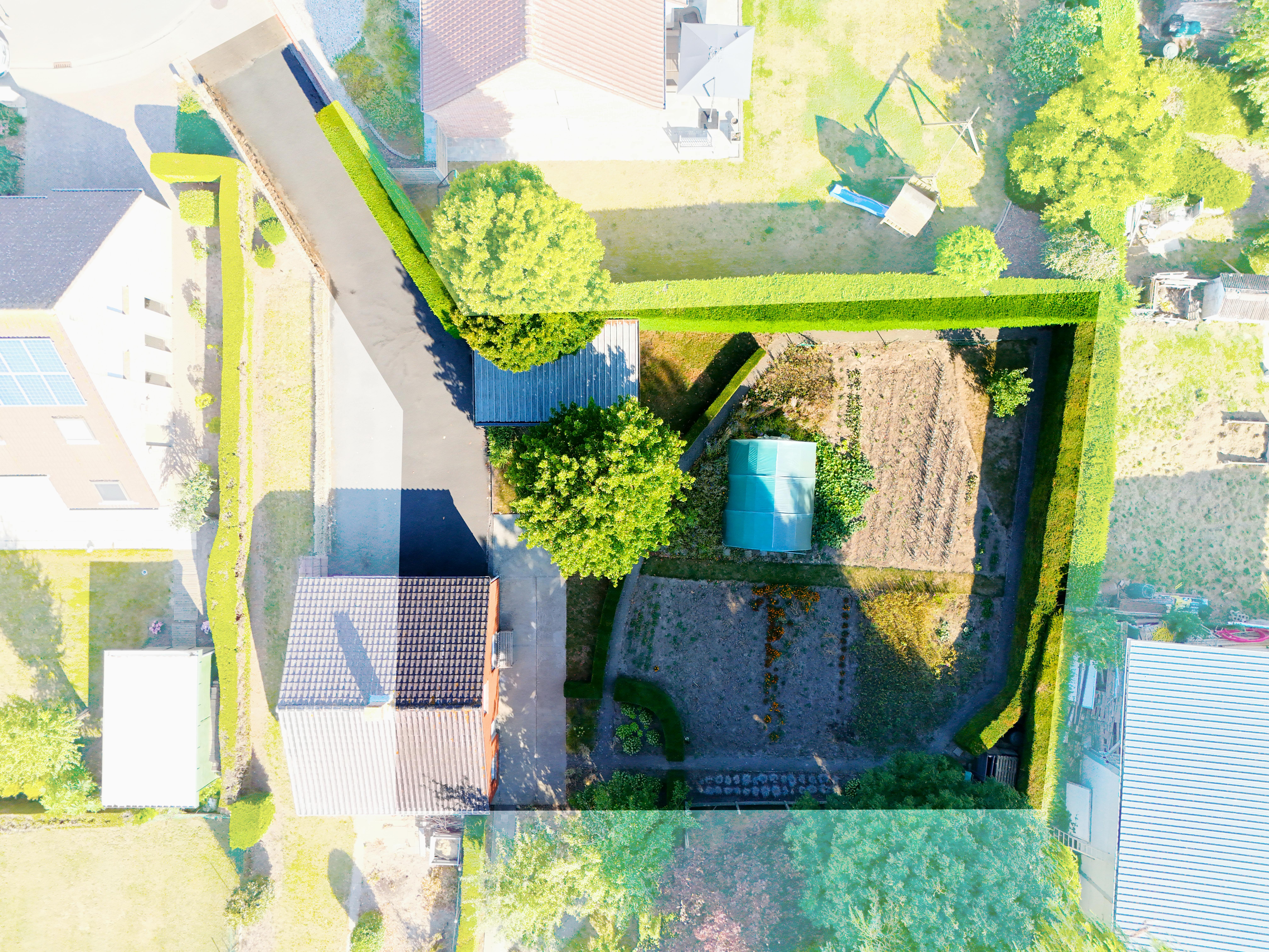 Bouwgrond van 554 m² met uitweg, garage en carport foto 2