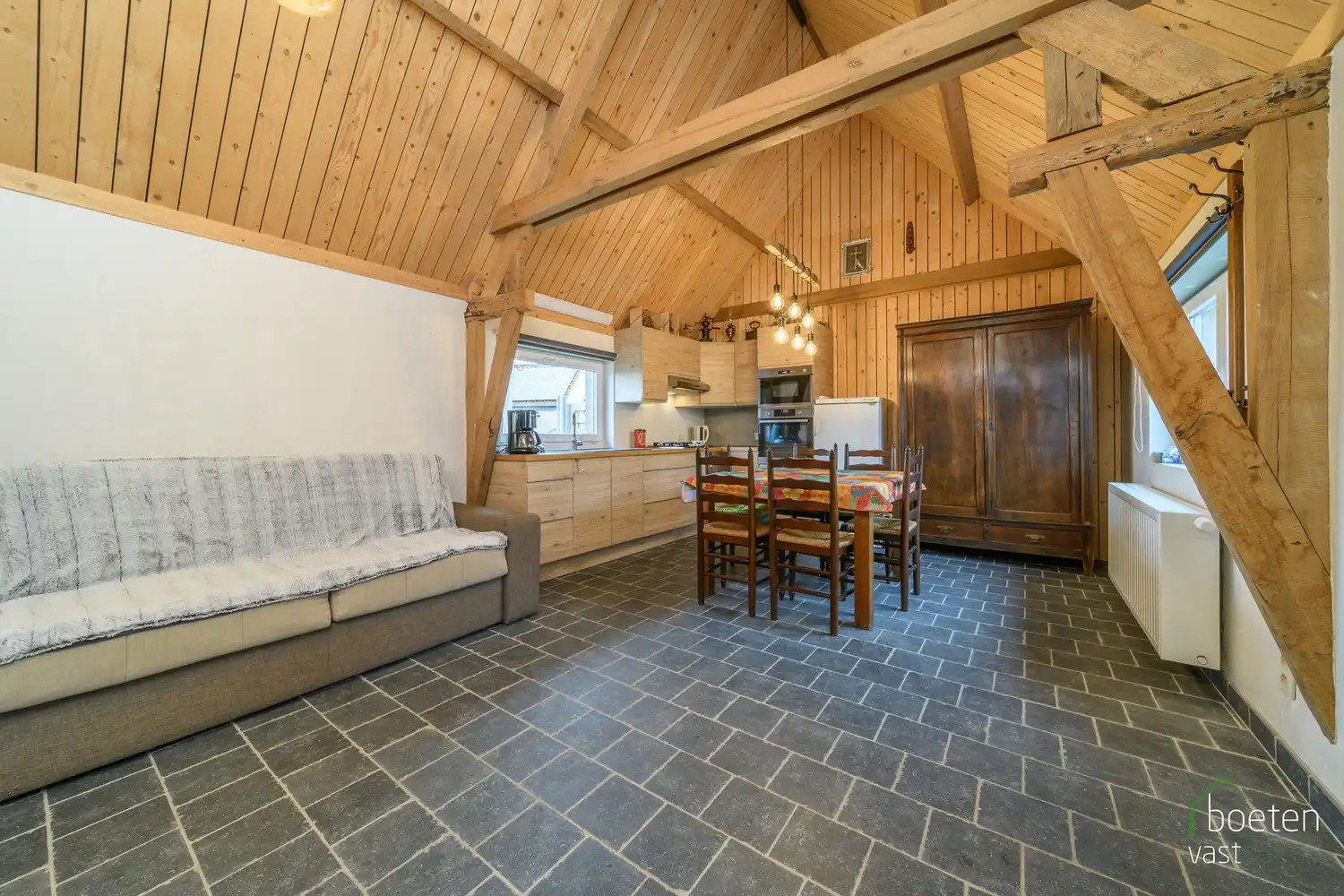 ALVERINGEM: Landhuis met conformiteitsattest, 2 (mog. 3) slaapkamers, interessant bijgebouw en dubbele garage met tuin op 795m² grondopp. foto 11