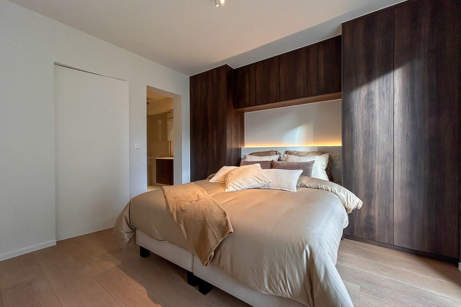 Prachtig gerenoveerd 2- slaapkamer appartement met frontaal zeezicht. foto 7