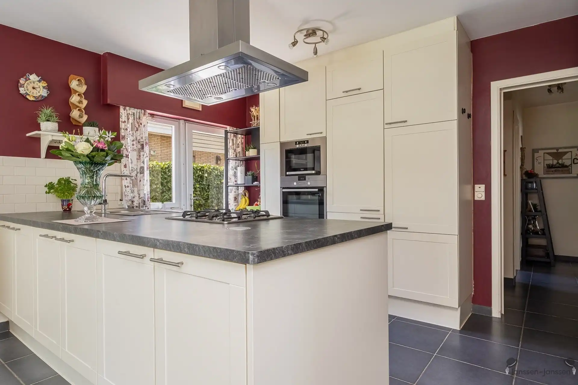 Ruime laagbouw woning met 4 slaapkamers, tuin en garage in hartje Brasschaat foto 6