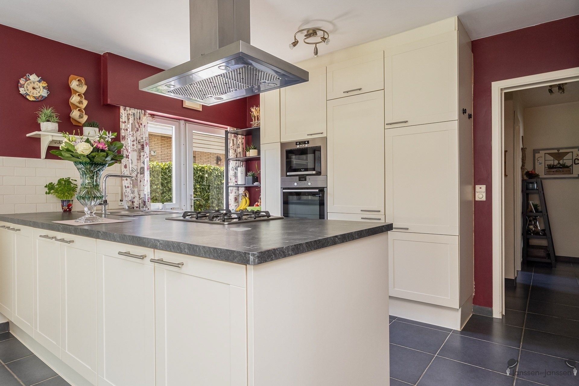 Ruime laagbouw woning met 4 slaapkamers, tuin en garage in hartje Brasschaat foto 6