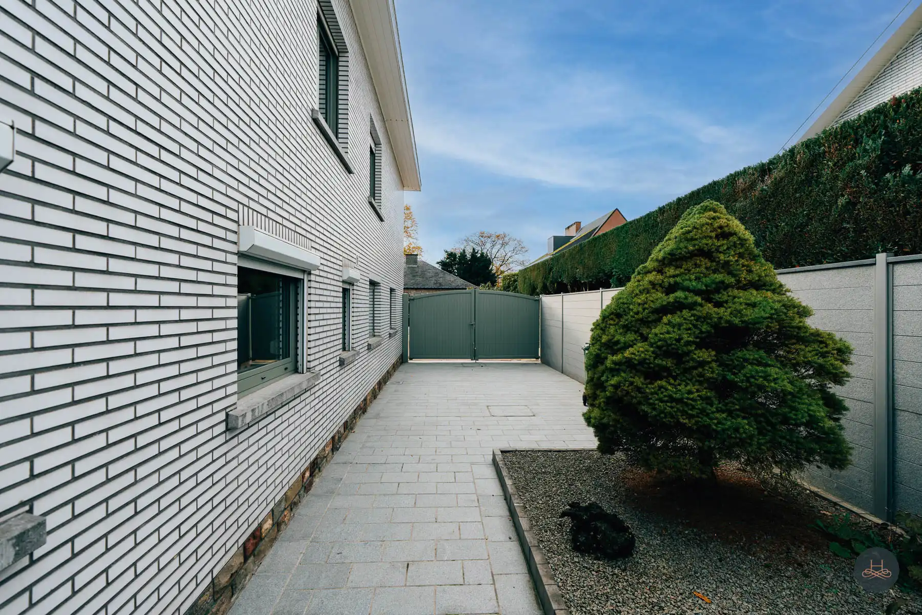 Charmante open bebouwing met grote garage en groene tuin foto 5