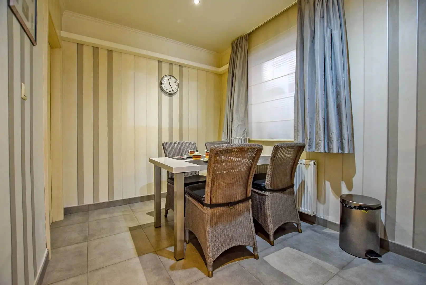 Prachtig onderhouden gelijkvloersappartement van maar liefst 175m² gelegen op 50m van het strand te Sint-Idesbald. foto 9