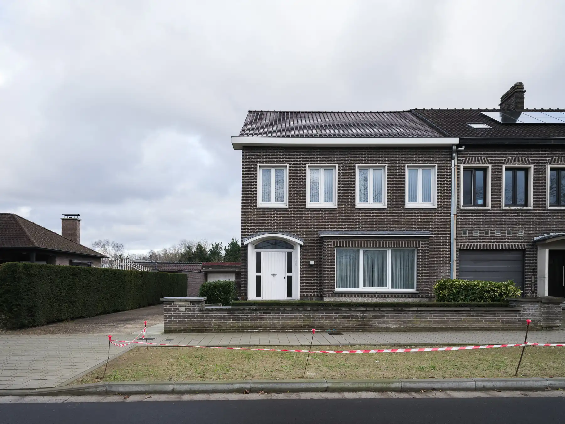 Op te frissen halfopen bebouwing met tuin en uitstekende bereikbaarheid foto {{pictureIndex}}