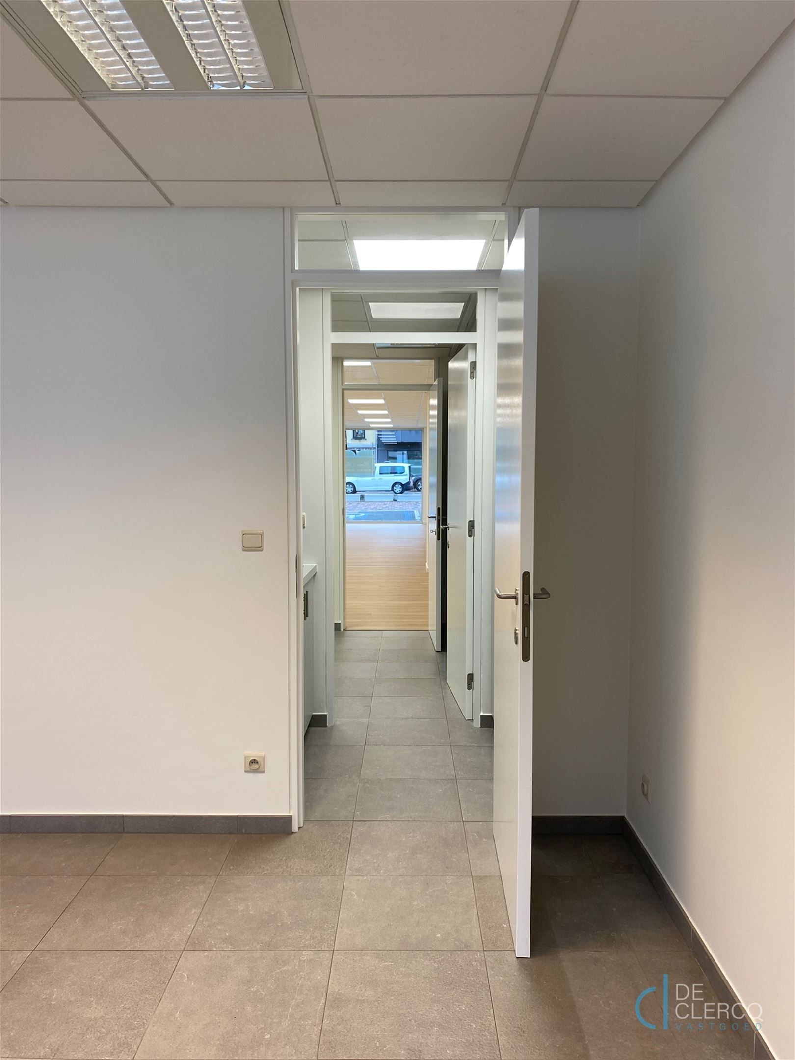 Nieuw, ruim handelspand te huur in centrum Lochristi!  foto 8