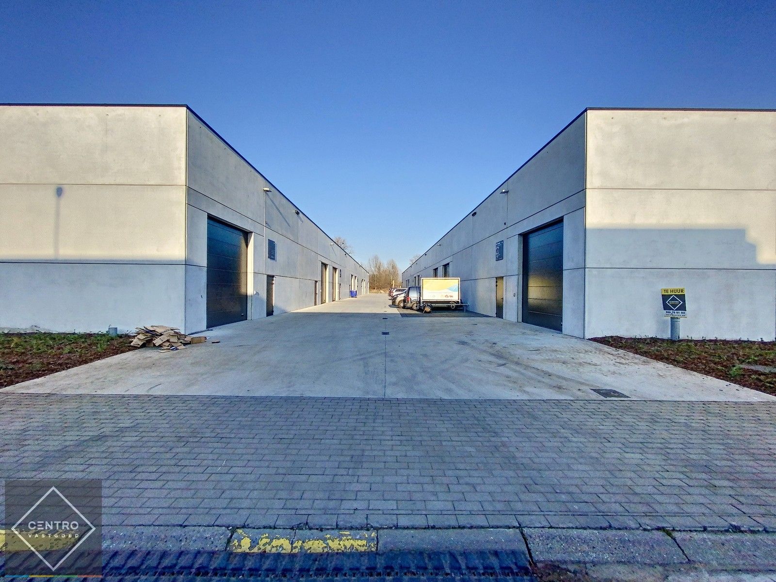 NB LOODS (221m²) voorzien van alle nutsen, vrije hoogte van 6,2m (tussenverdieping mogelijk) en een private PARKEERPLAATS op ambachtelijke zone te Brugge. foto {{pictureIndex}}