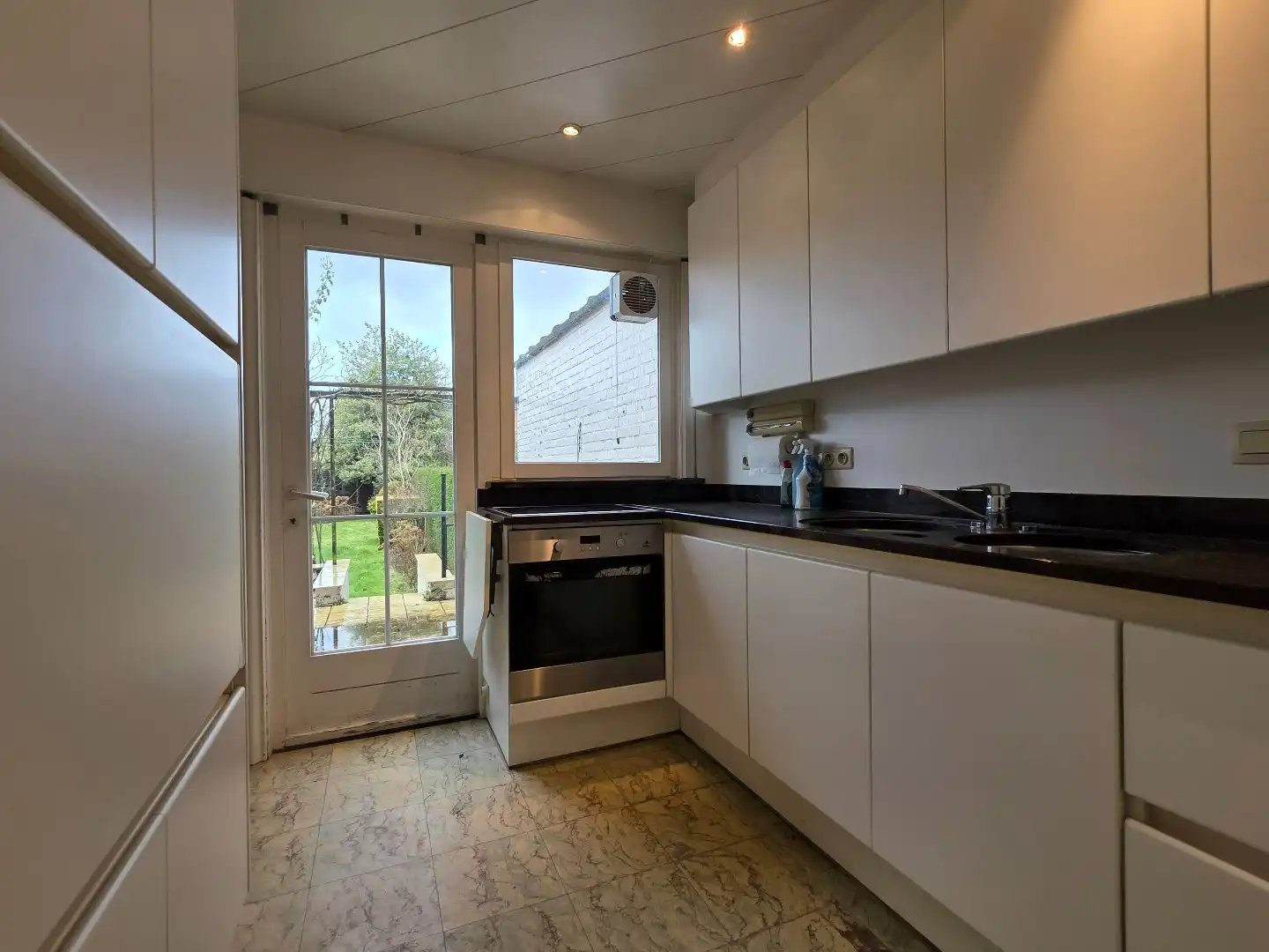 Stevige woning met 3 slaapkamers in doodlopende straat in Kuurne met ruime garage en mooie tuin. foto 8