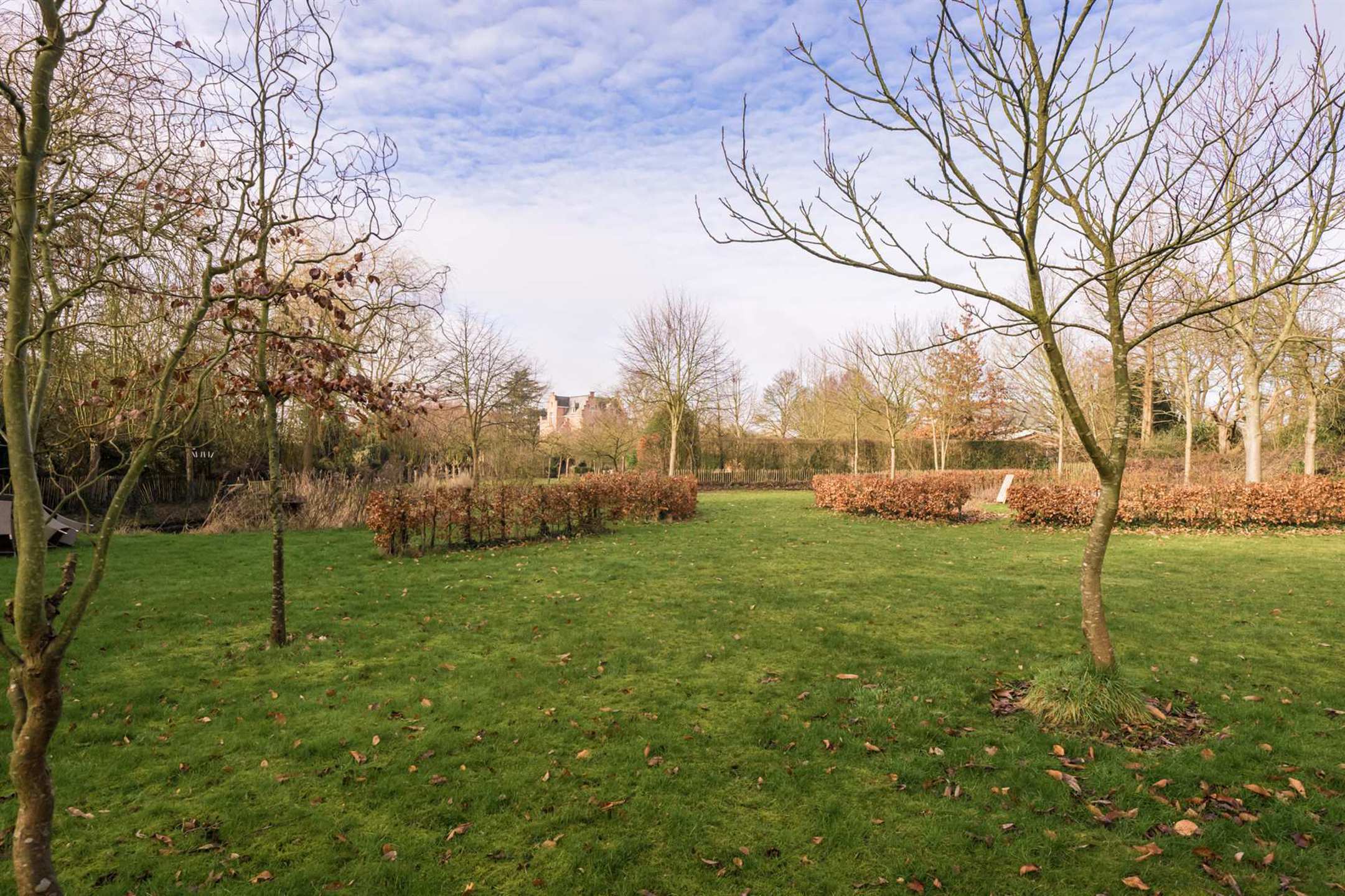 Uitzonderlijke kasteelvilla met siertuin en boomgaard foto 27