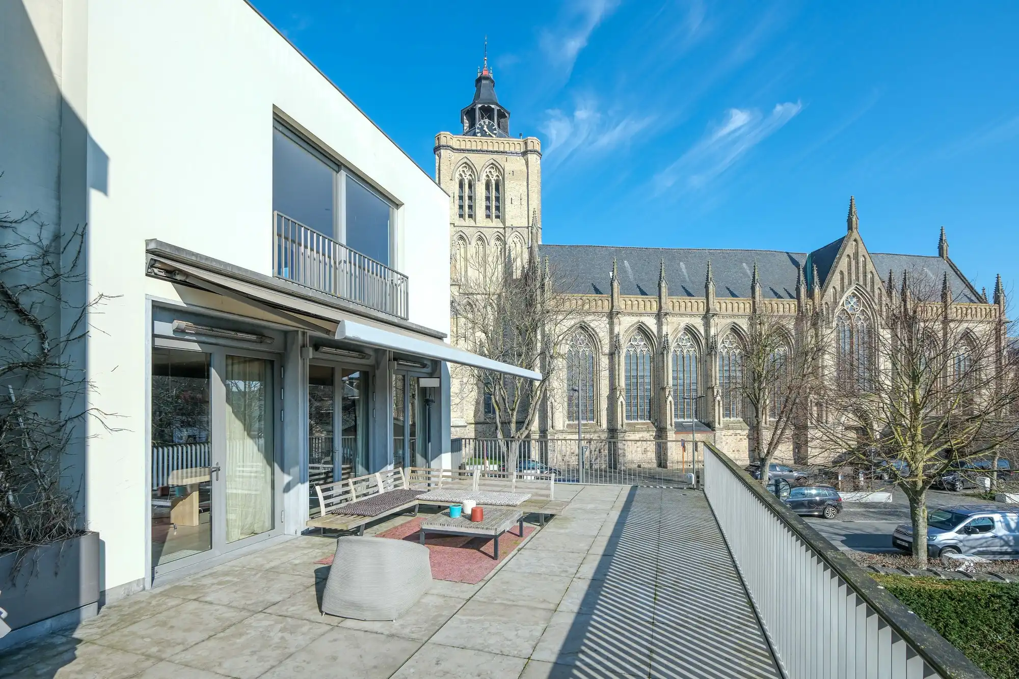 Heel ruime stadswoning met kantoren en tuin foto {{pictureIndex}}