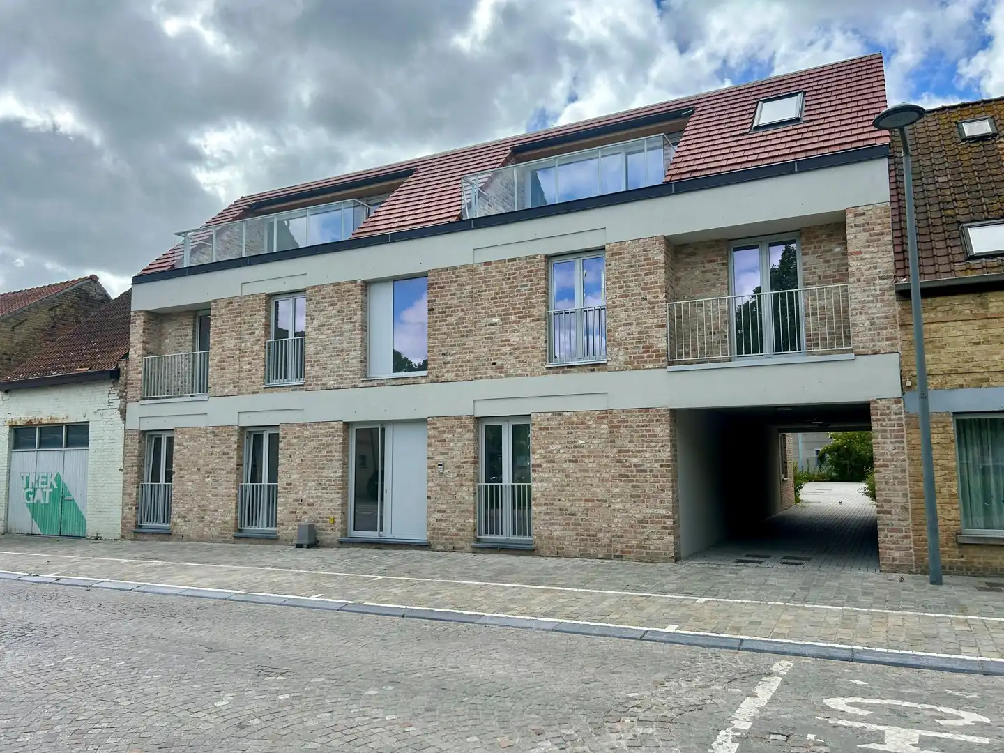Ruim tweeslaapkamerappartement met terras en garage foto 10