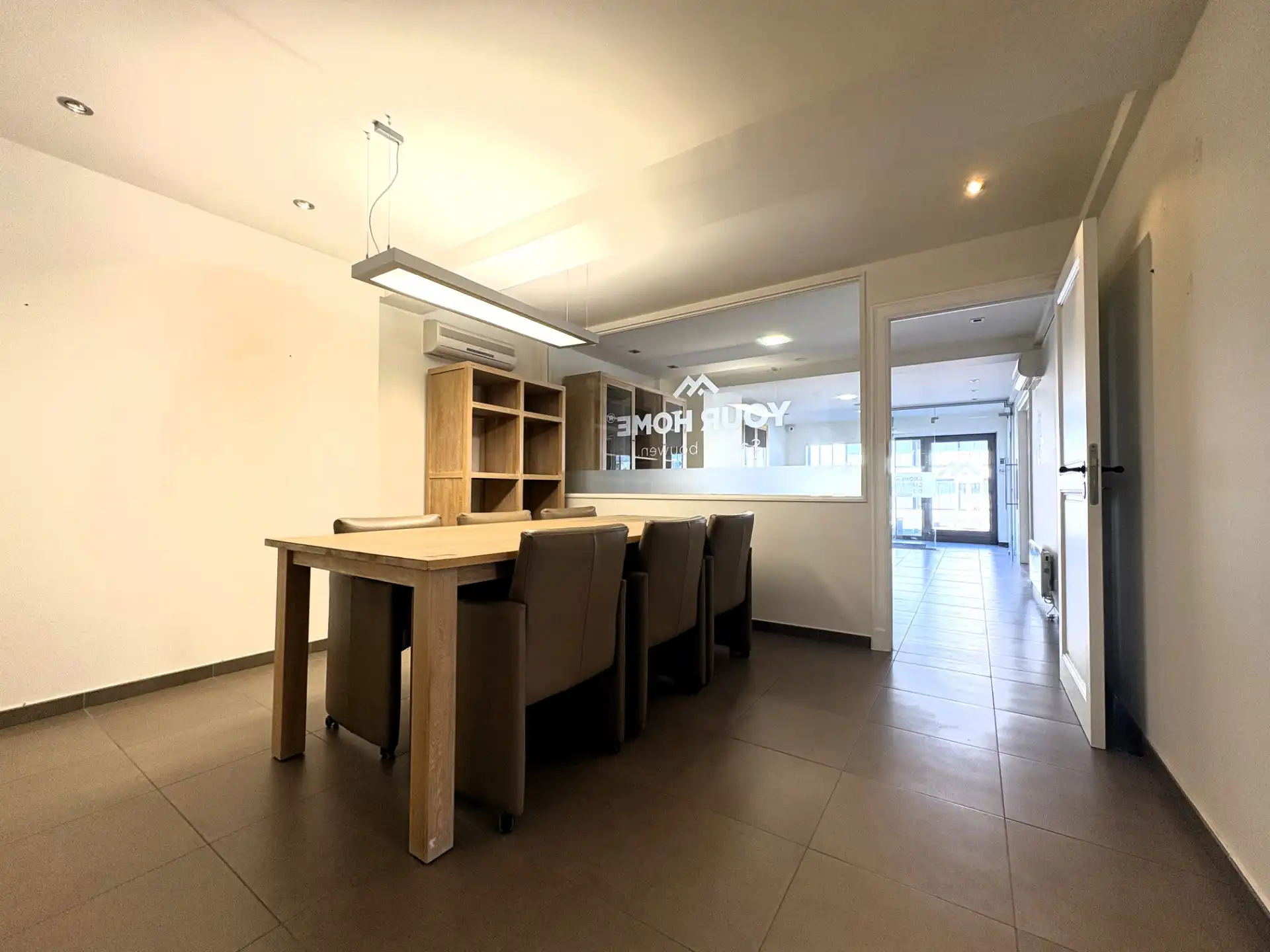 Ruime en veelzijdige handelsruimte met sterke zichtbaarheid in regio Waregem foto 8