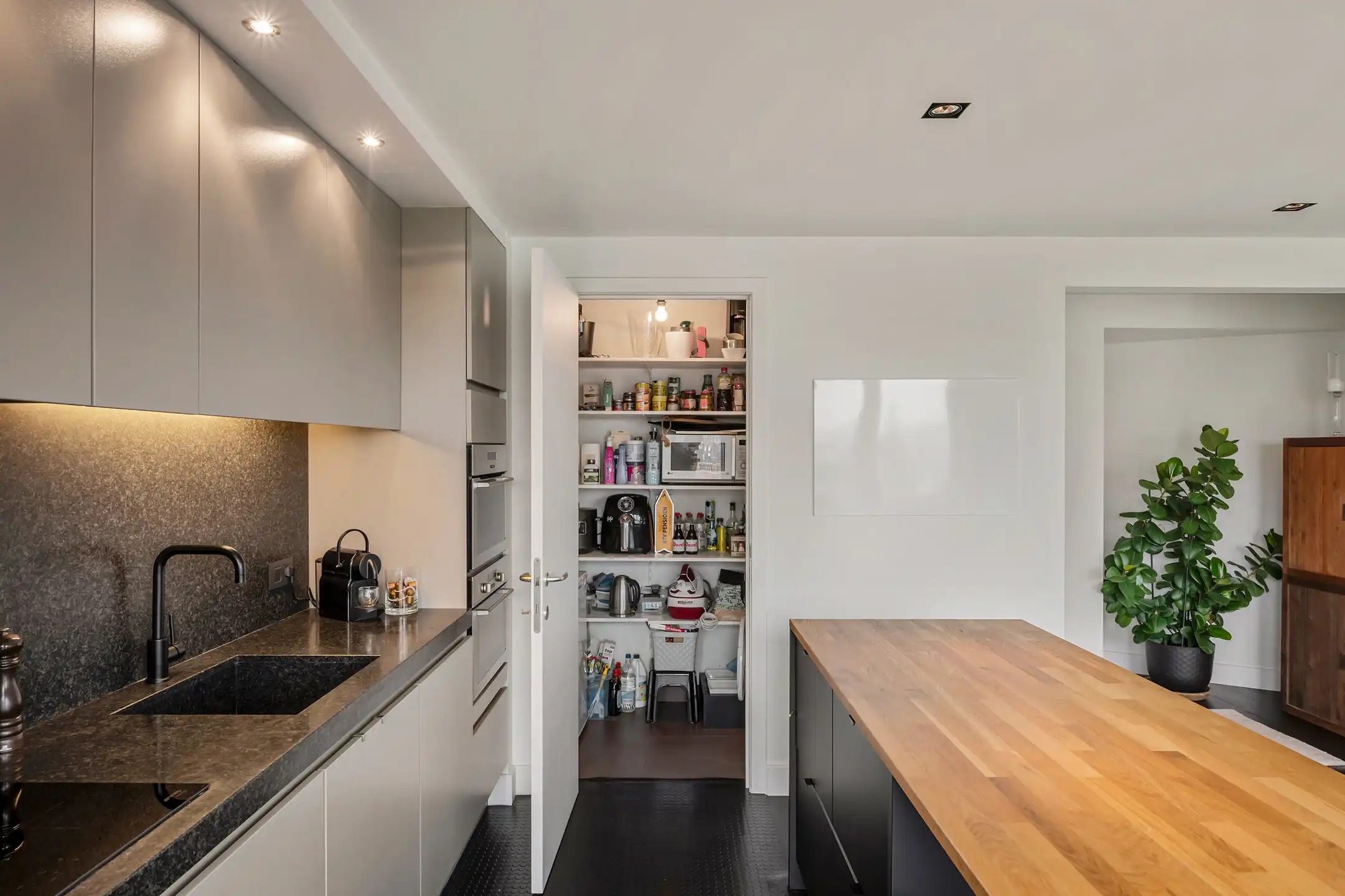 Instapklaar 2-slaapkamerappartement met panoramisch uitzicht en zuidwestgericht terras foto 8