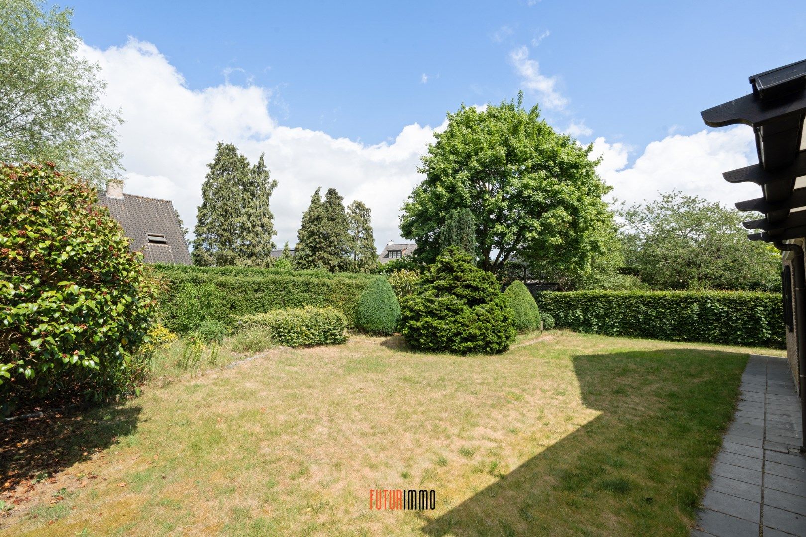 Open bebouwing met garage en ruime tuin foto 15