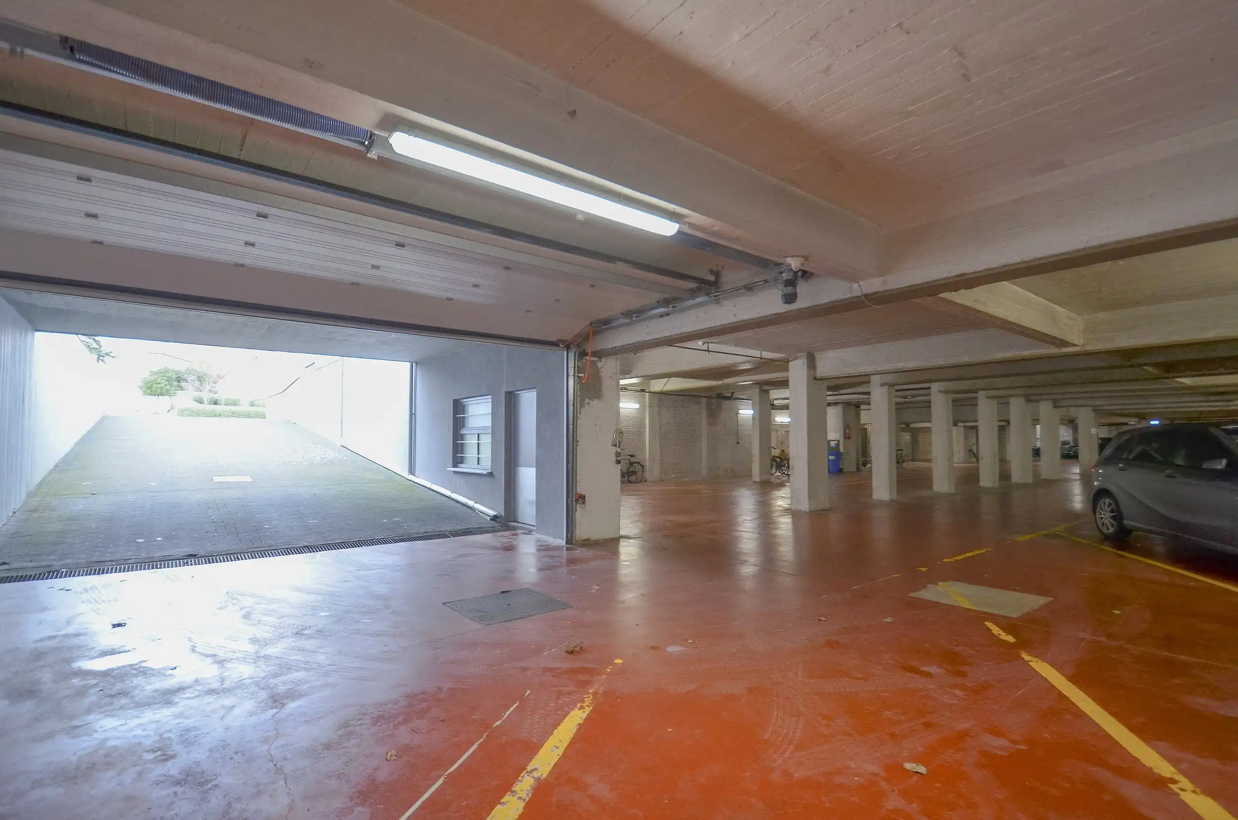 Ruime garagebox gelegen in de Elizabethlaan foto 8