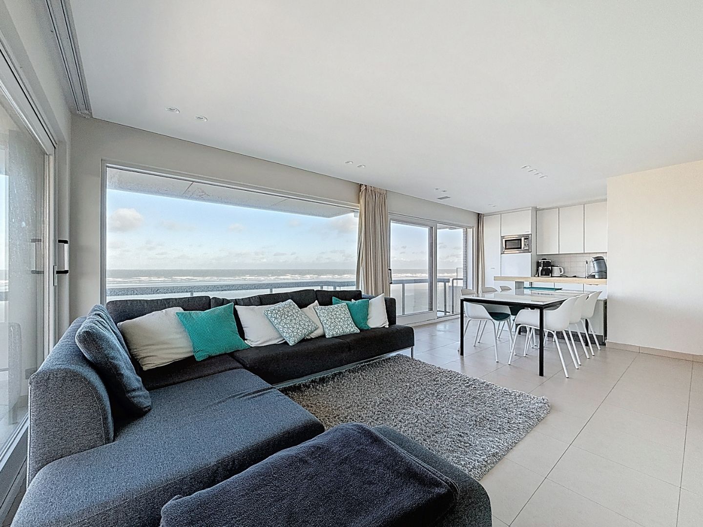 Ruim hoekappartement met zicht op zee foto {{pictureIndex}}