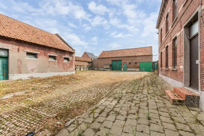 Statig herenhuis met binnenkoer en stallingen op een perceel van 1758 m² in het dorp van Waanrode foto 4
