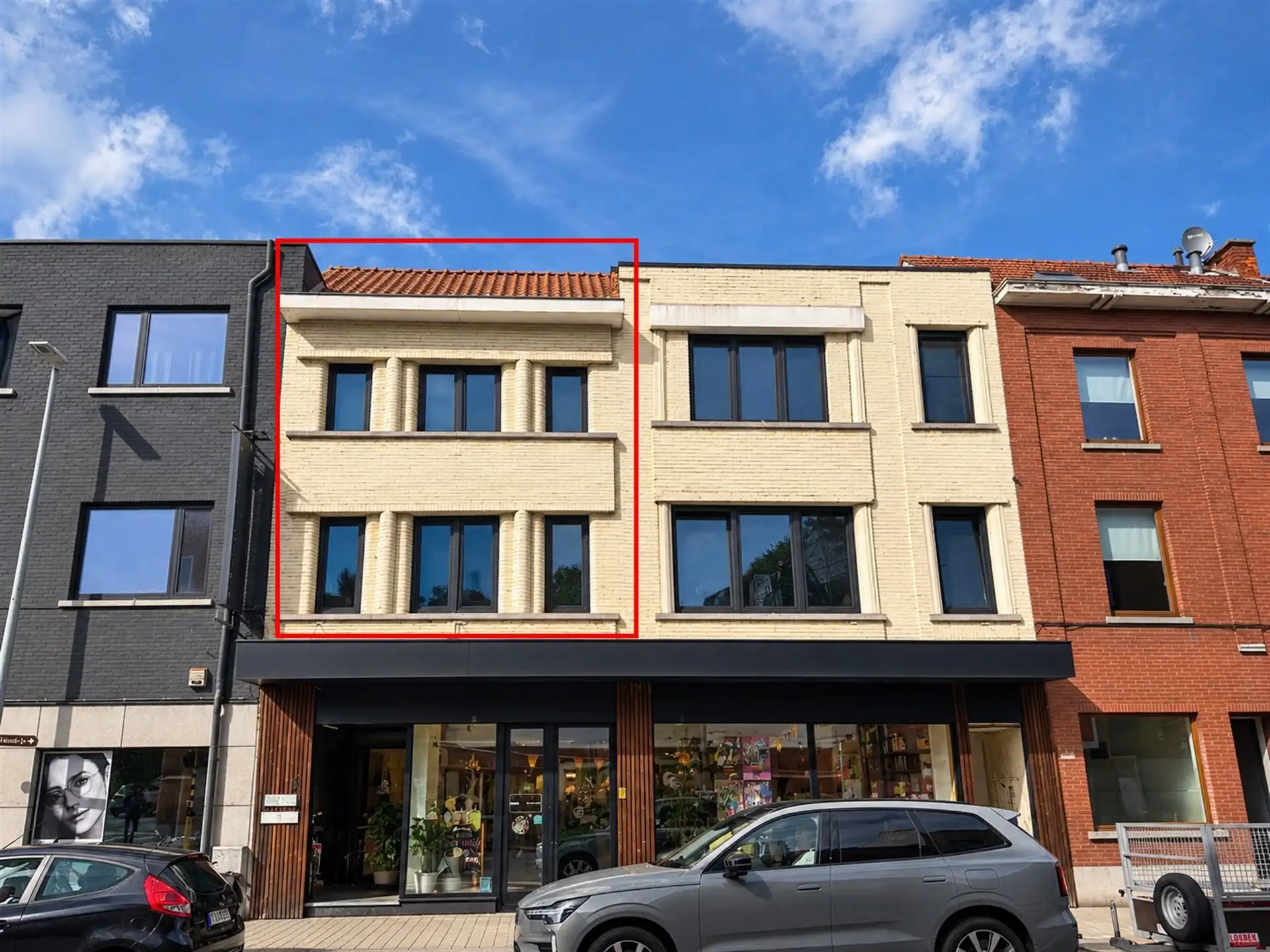 Ideaal bereikbare kantoorruimte met goede visibiliteit te Leuven. foto {{pictureIndex}}