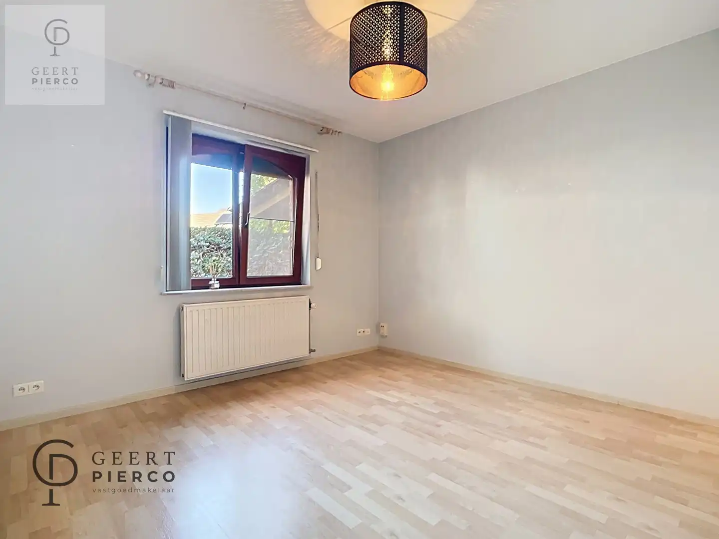 Ruime bungalow met drie slaapkamers en inpandige garage op een perceel van 10a37ca. foto 20